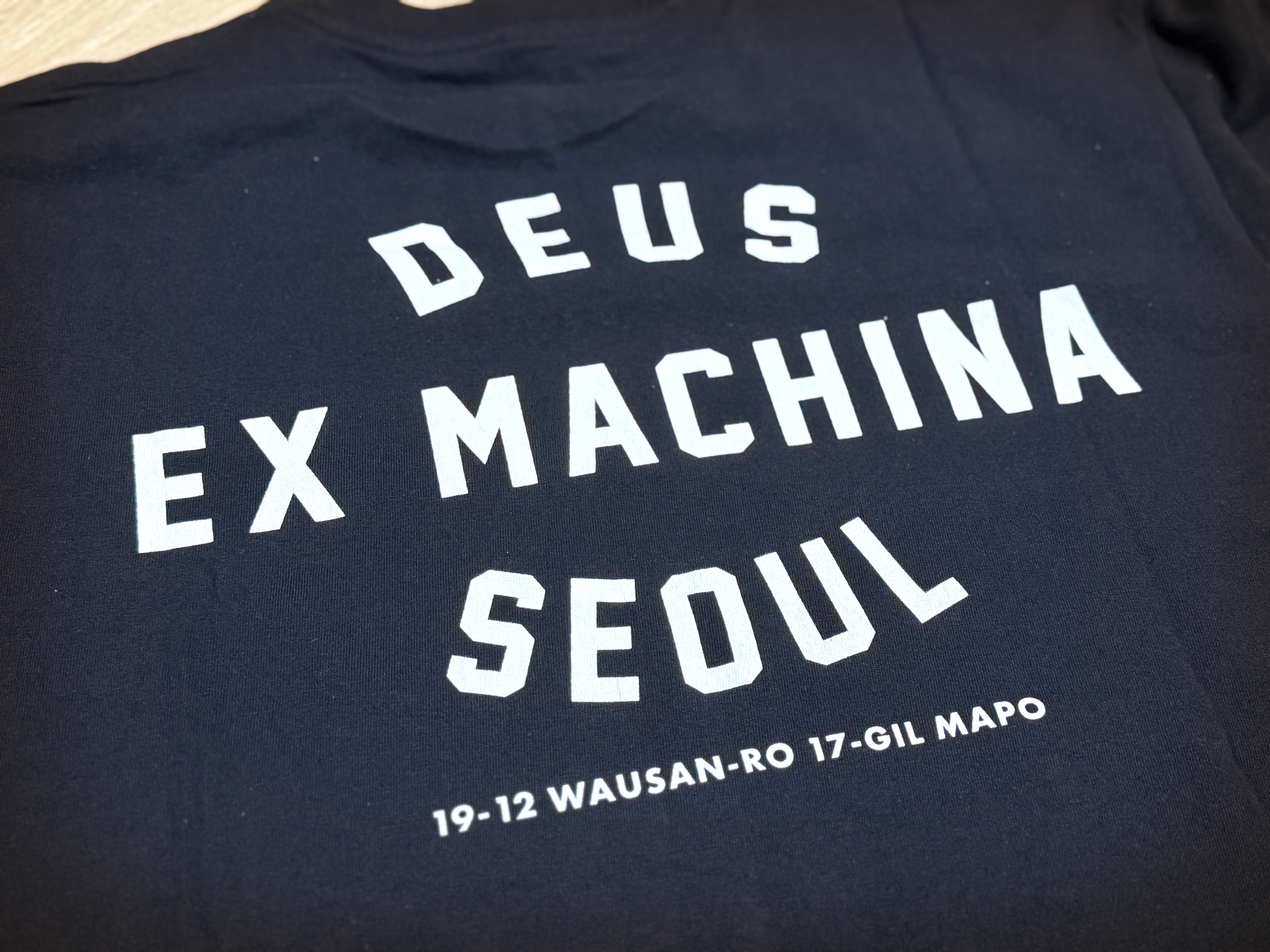 Deus Ex Machina Seoul College T-Shirt Black 착용 스타일 - 1