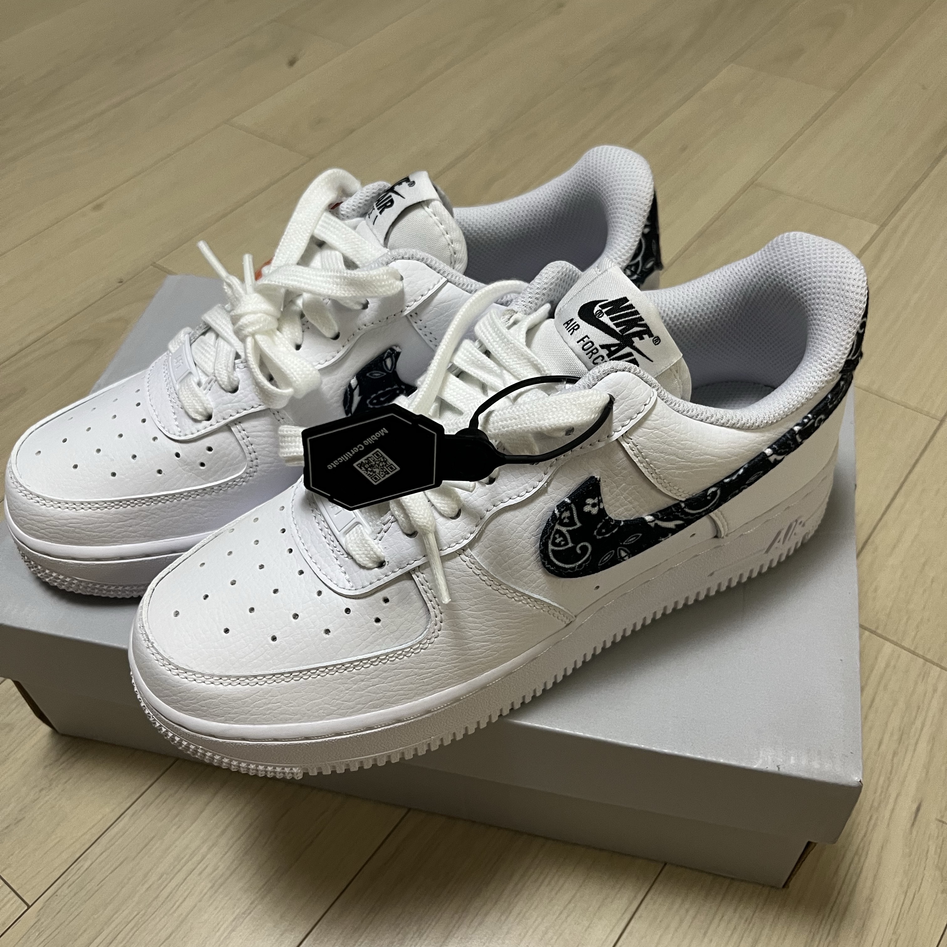 (W) Nike Air Force 1 '07 Essential Paisley Swoosh White Black 착용 스타일