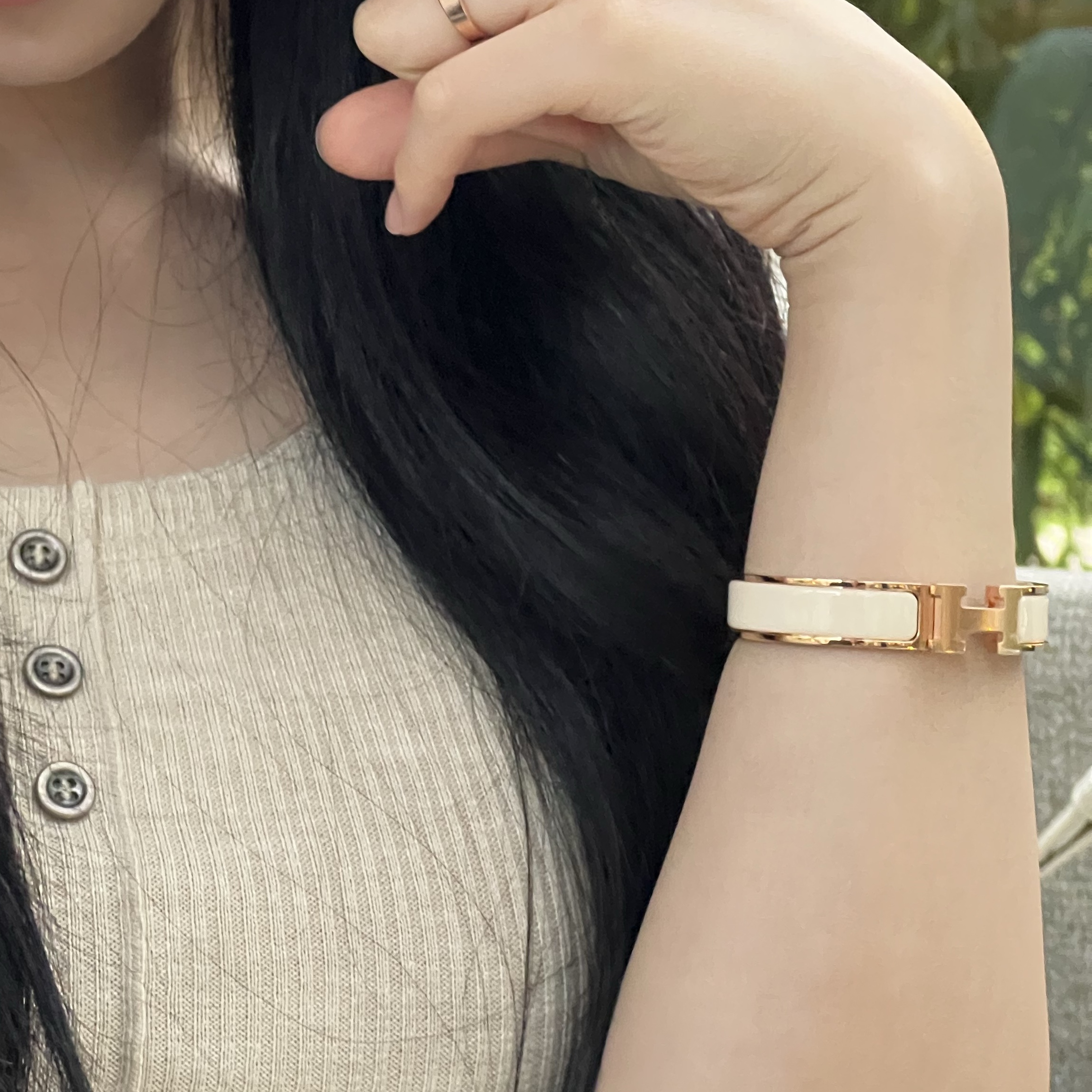 (W) Hermes Clic H Bracelet Rose Gold & Creme 착용 스타일