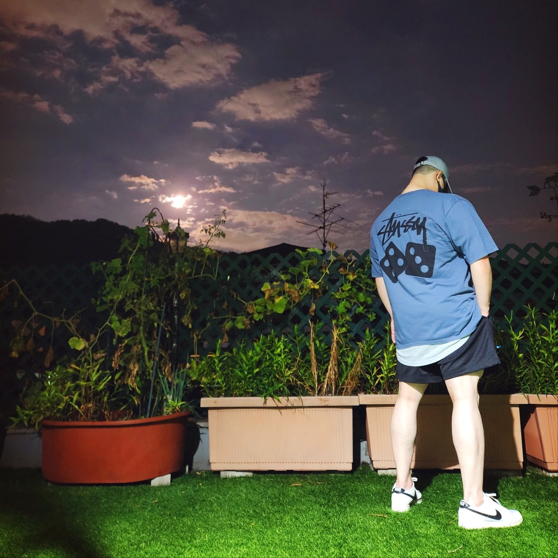 Stussy Pigment Dyed Dice T-Shirt Navy, Nike Dunk Low SE Photon Dust and Summit White 착용 스타일 - 3