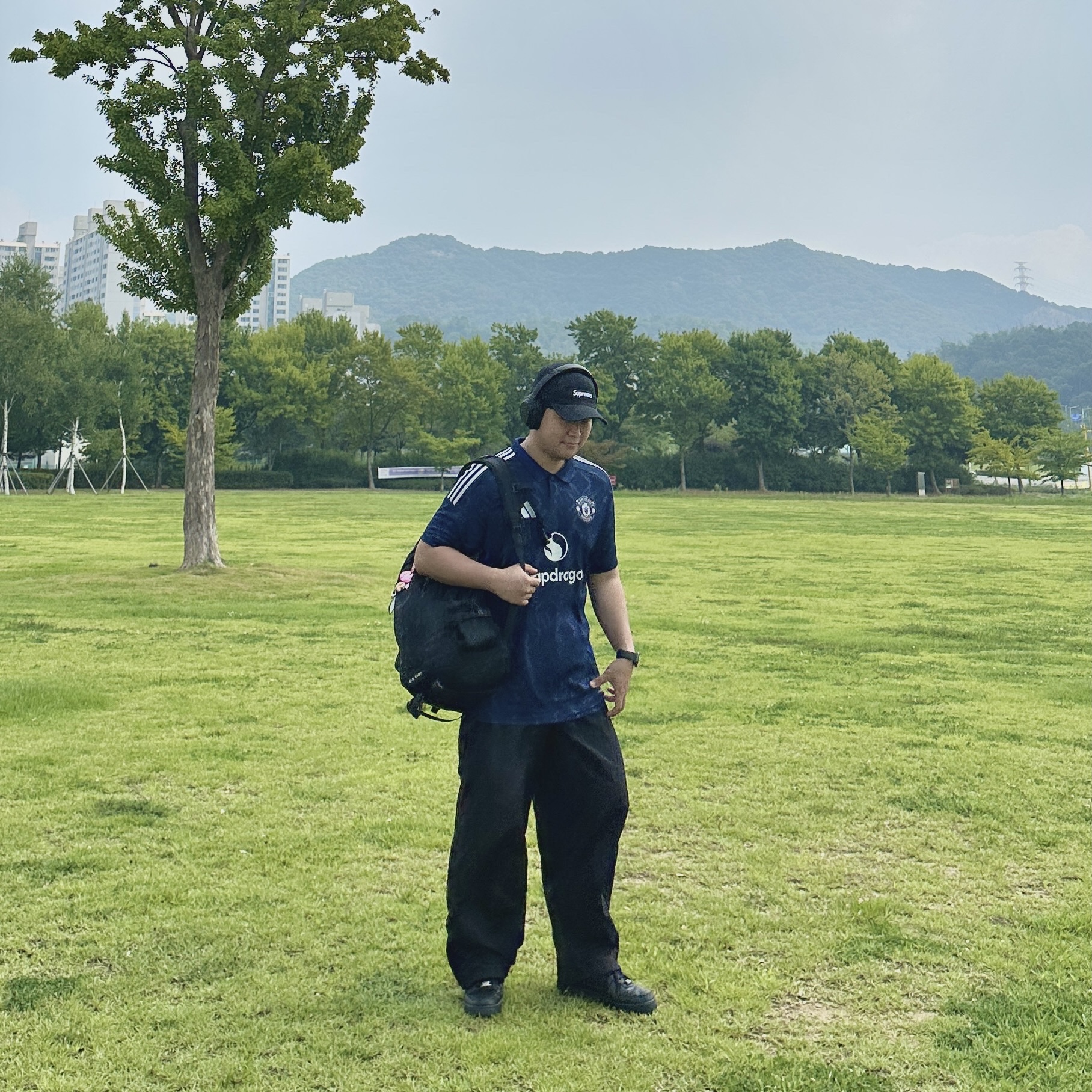 Adidas Manchester United 2024/25 Away Jersey Night Indigo - KR Sizing (Non Marking Ver.), Supreme Washed Chino Twill Camp Cap Black 착용 스타일 - 3