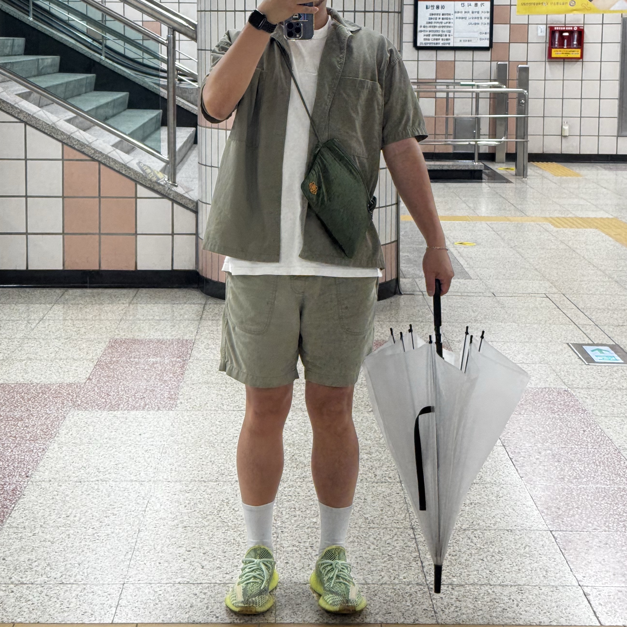Adidas Yeezy Boost 350 V2 Yeezreel - Non-Reflective, Apple Watch SE 2024 40mm Midnight Aluminium Case with Sport Band S/M Midnight (Korean Ver.) 착용 스타일