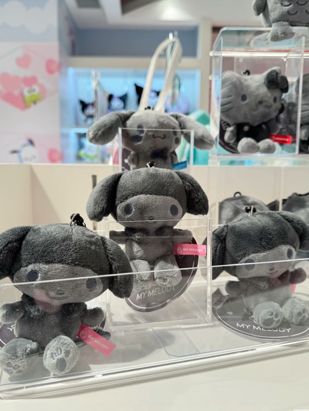 Sanrio Hello Kitty Ash Monochrome Series Plush Mascot Clip Grey, Sanrio Cinnamoroll Ash Monochrome Series Plush Mascot Clip Grey 착용 스타일 - 3