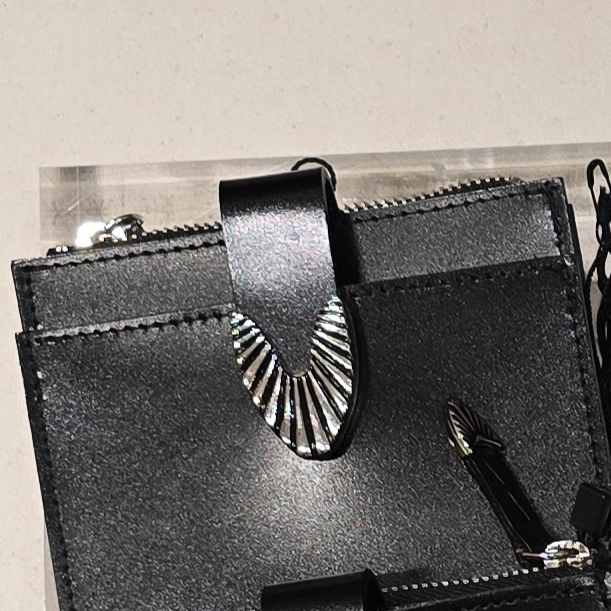 Toga Too Leather Wallet Black - 25SS 착용 스타일