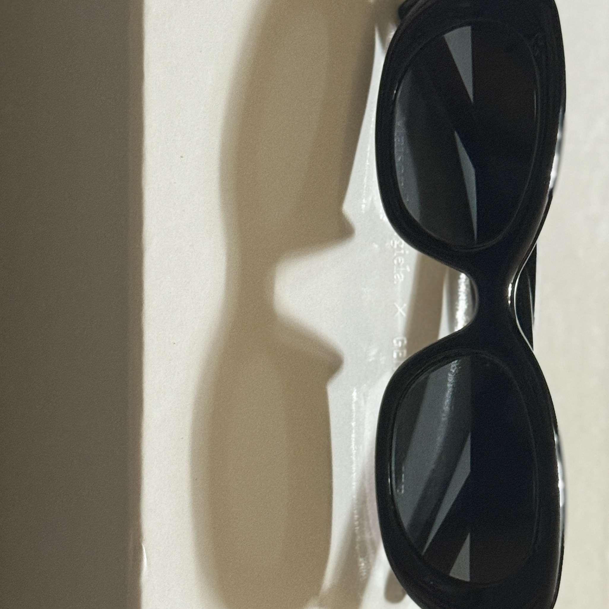Gentle Monster x Maison Margiela MM004 Black Black 착용 스타일