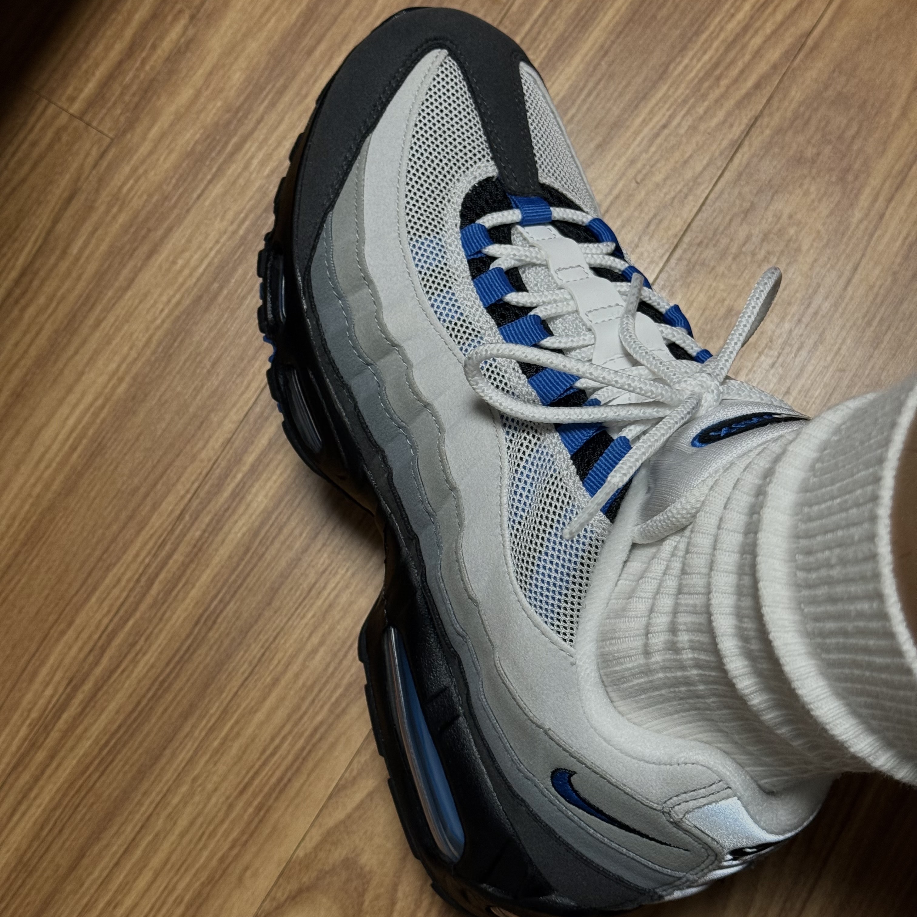 Nike Air Max 95 OG Cool Grey and Blue Spark 착용 스타일 - 1