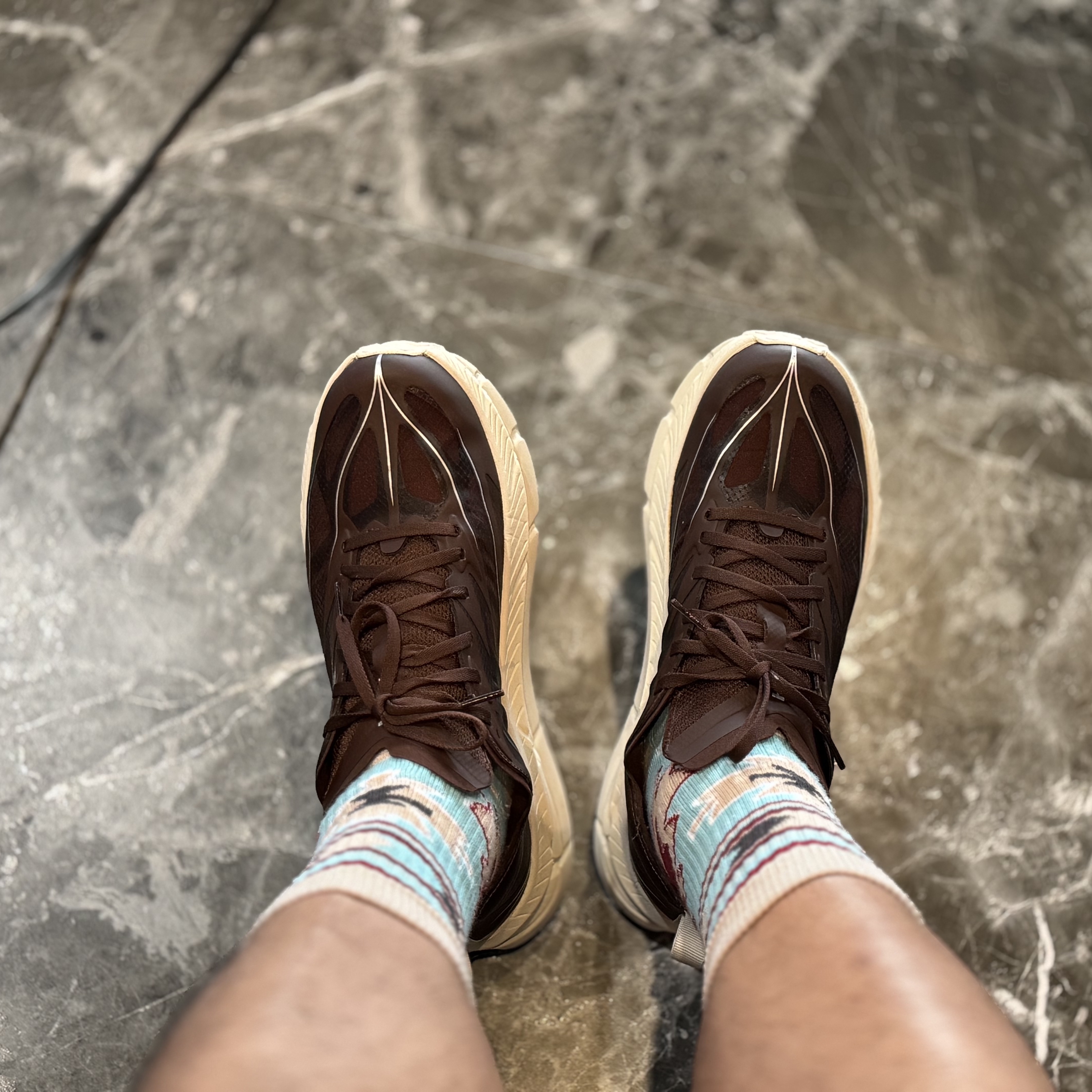 Hoka Mafate Speed 4 Lite Cold Brew Oat Milk 착용 스타일 - 2