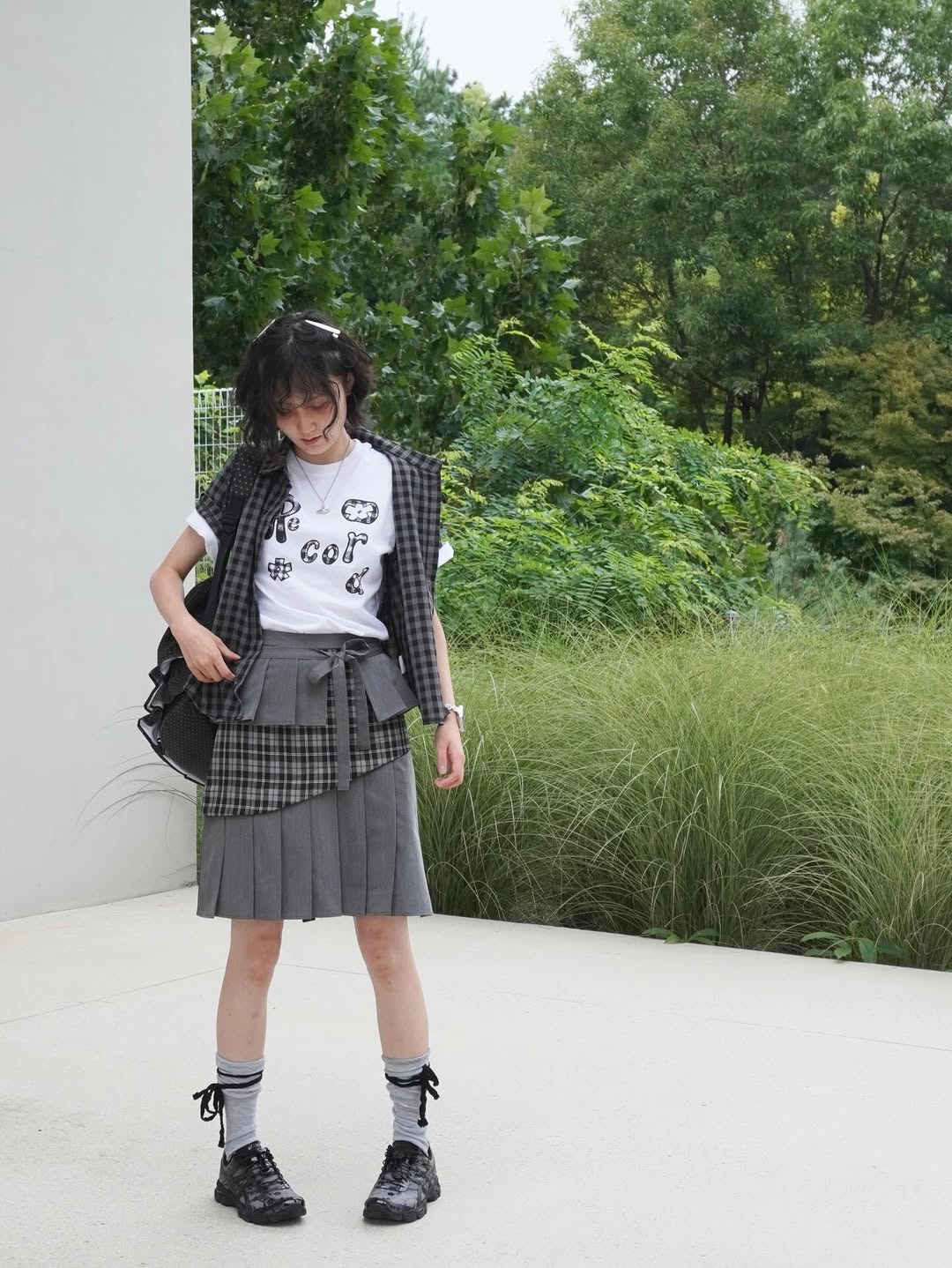 SLOW RECORD HOUSE Typo Play Record T-Shirt Gray 착용 스타일 - 3