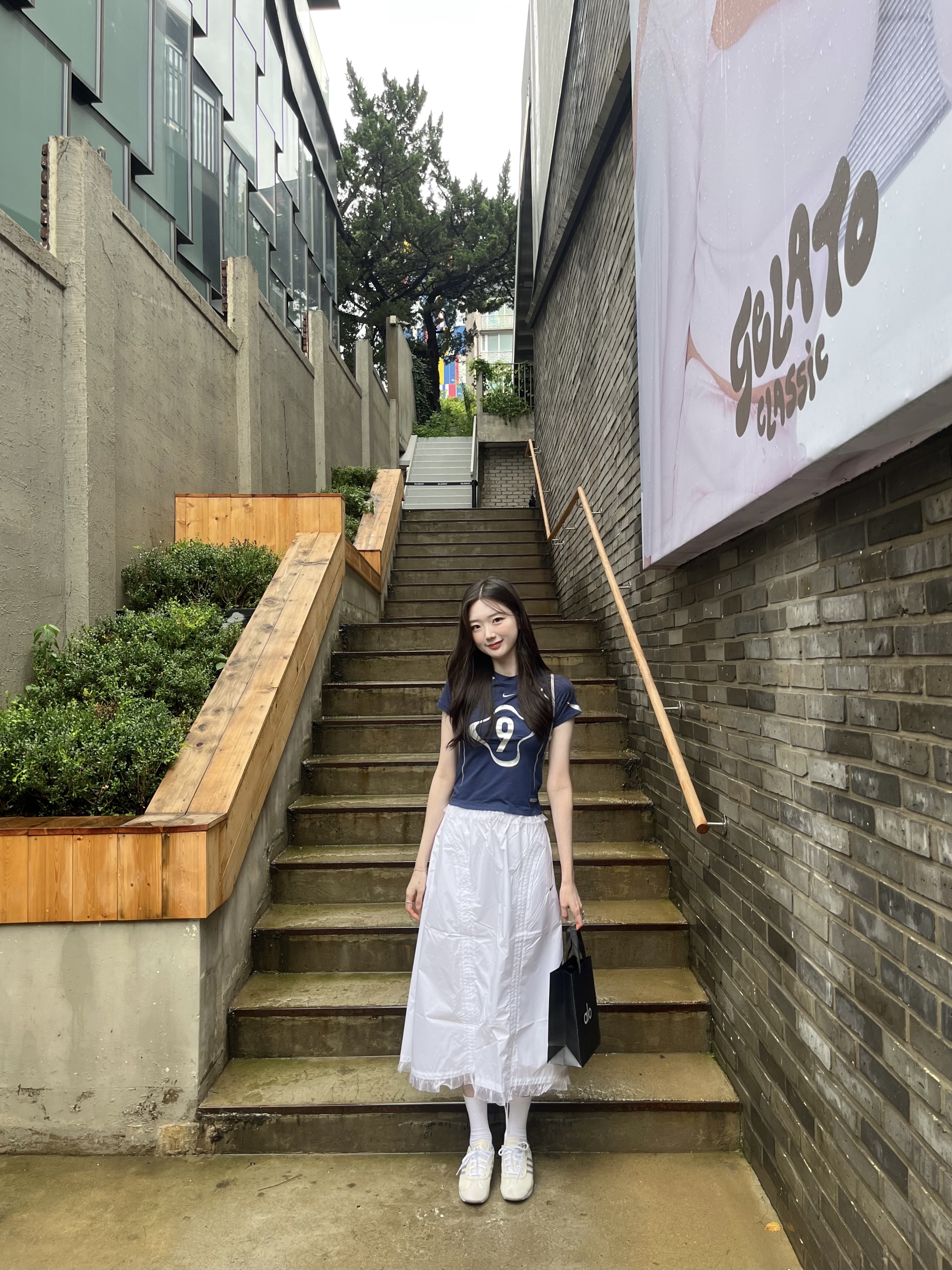 (W) Nike NSW Chill Knit Graphic T-Shirt Midnight Navy, (W) Nike NSW Rush Woven Skirt White 착용 스타일 - 2