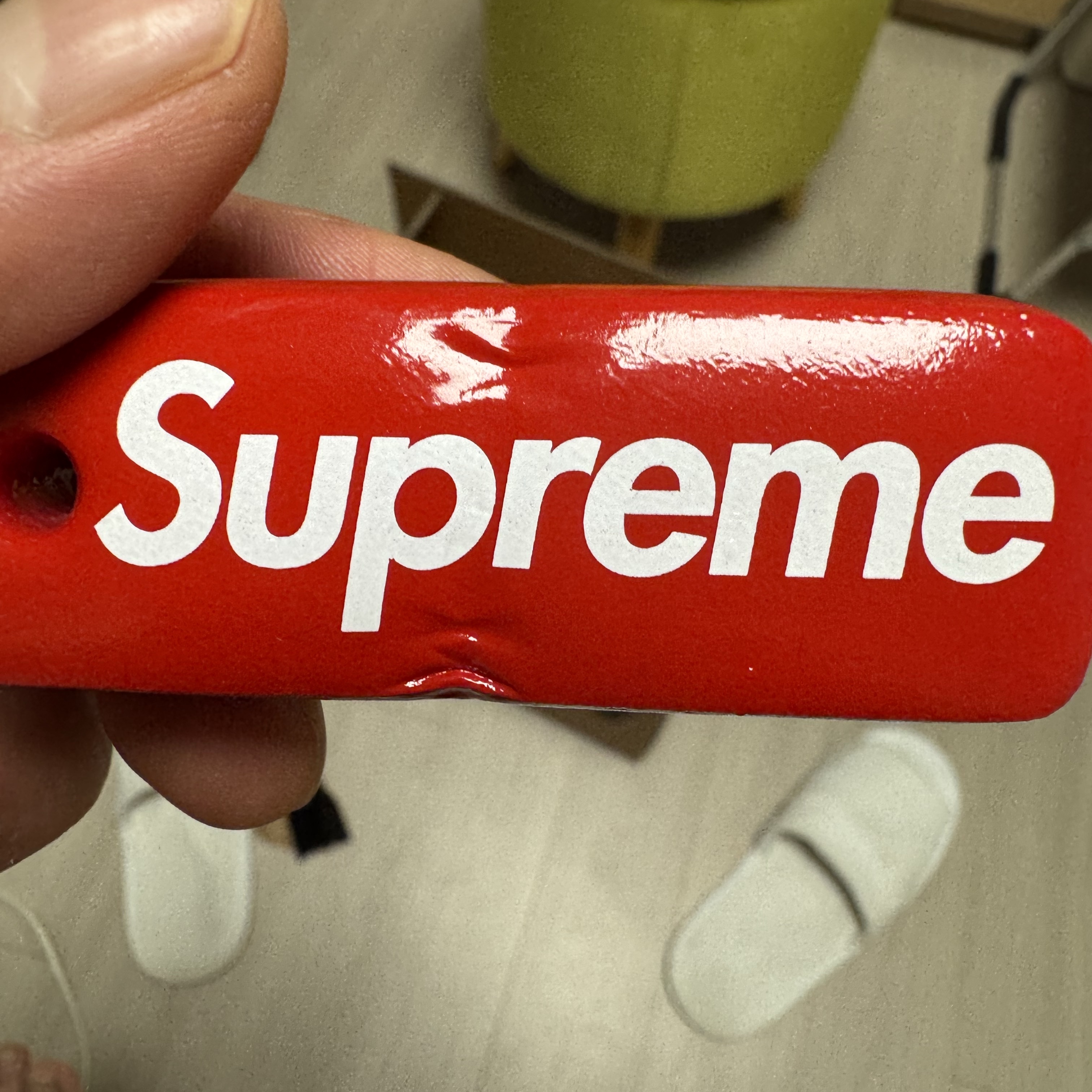 Supreme Floating Keychain Red - 23FW 착용 스타일 - 1