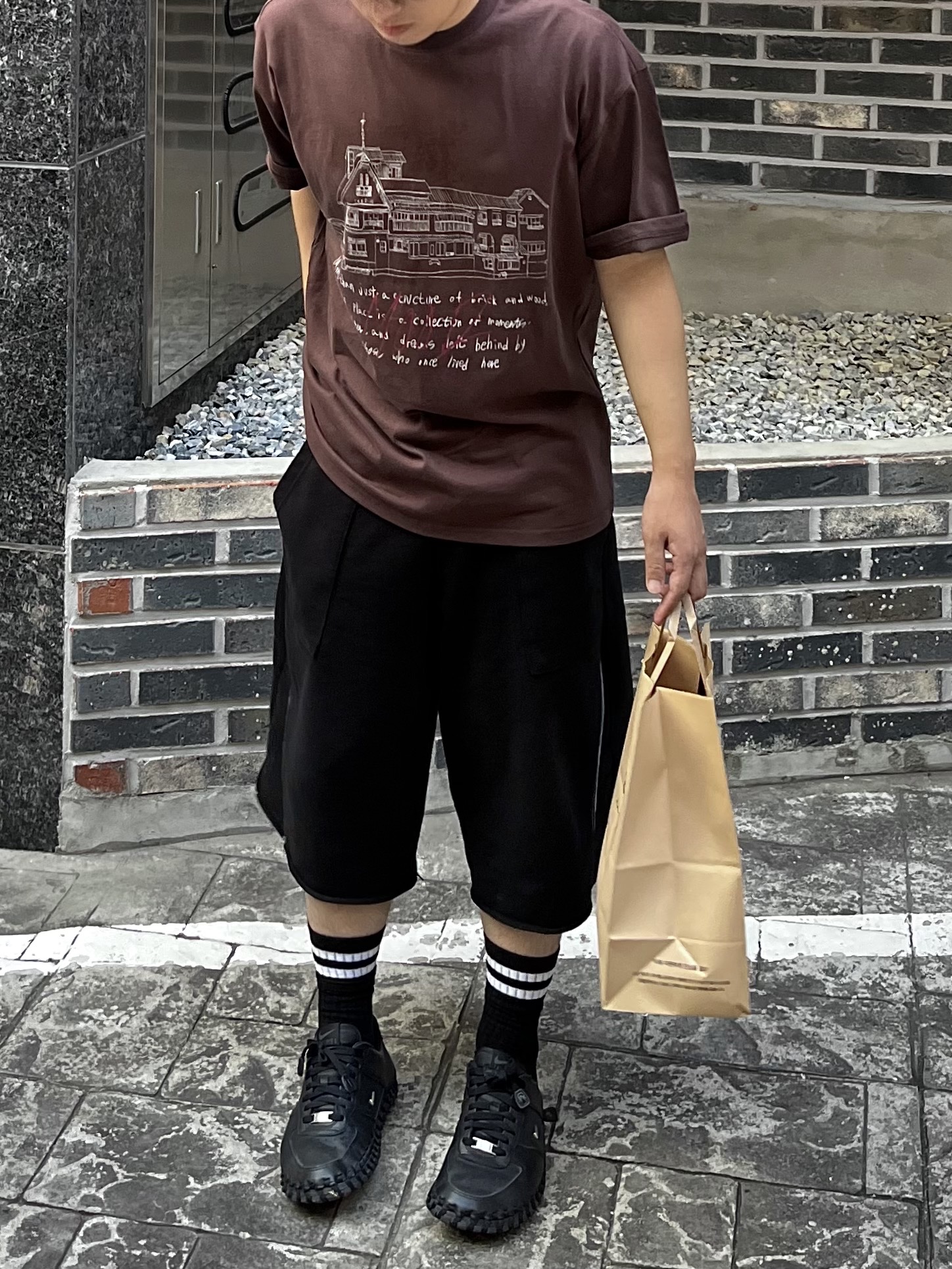Nike x Jacquemus J Force 1 Low LX SP Black, noun Mood T-Shirts Brown 착용 스타일 - 3