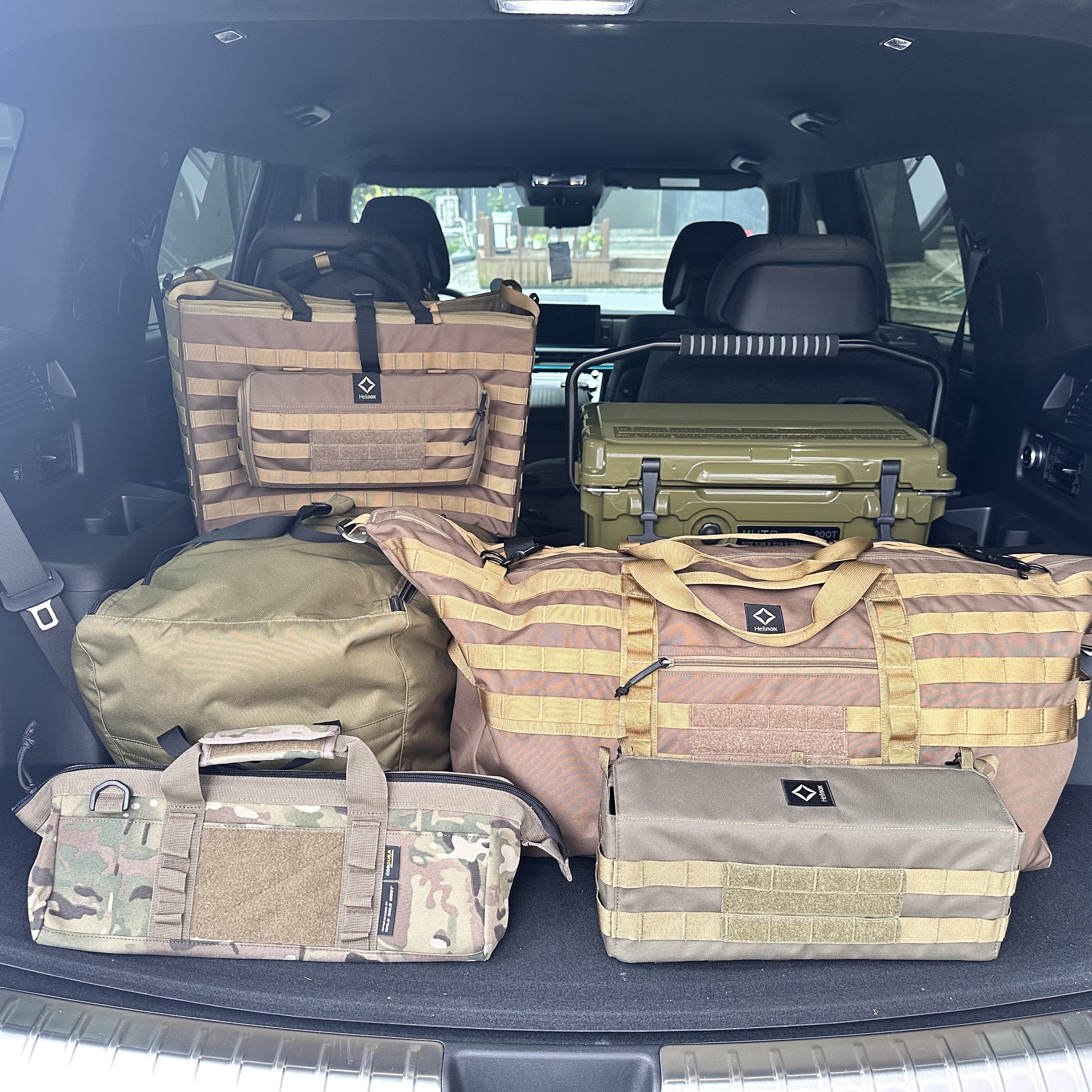 Helinox Tactical Field Tunnel 4.35 Military Tan, Helinox Tactical Sunset Chair Military Olive 착용 스타일 - 4