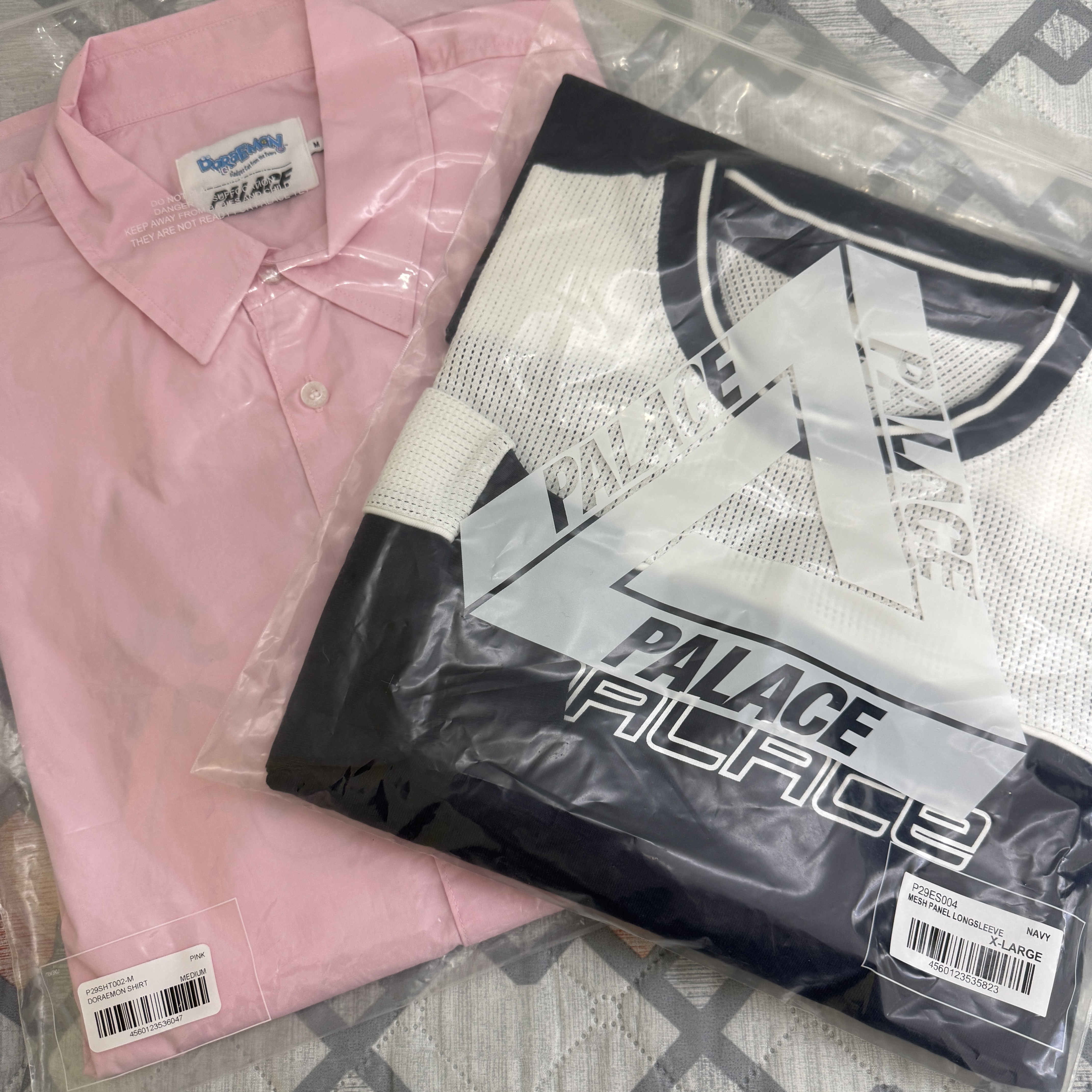 Palace Mesh Panel Longsleeve Slate - 25FW, Palace x Doraemon Shirt Pink - 25FW 착용 스타일 - 1