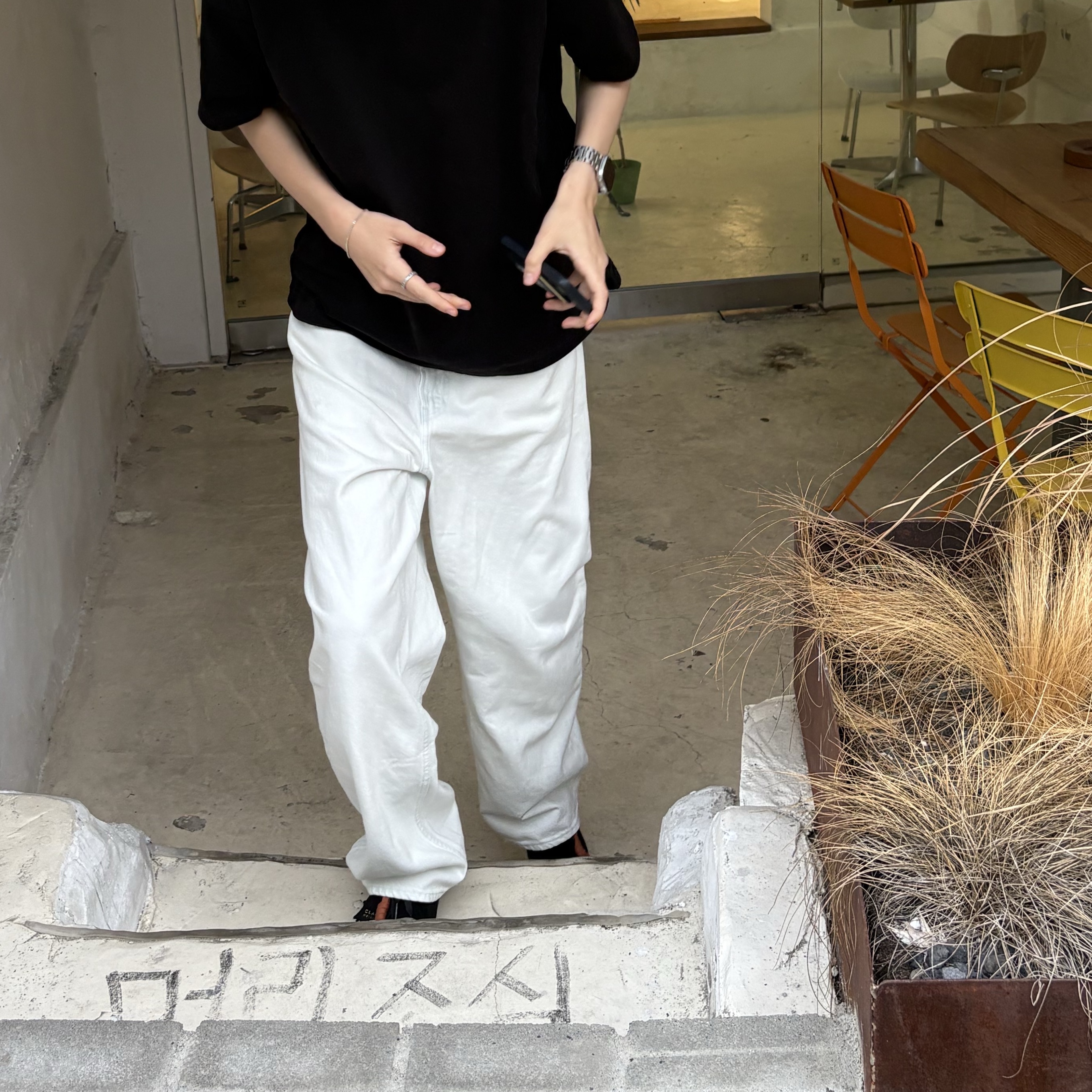 Clarks Wallabee Black Suede 착용 스타일 - 3