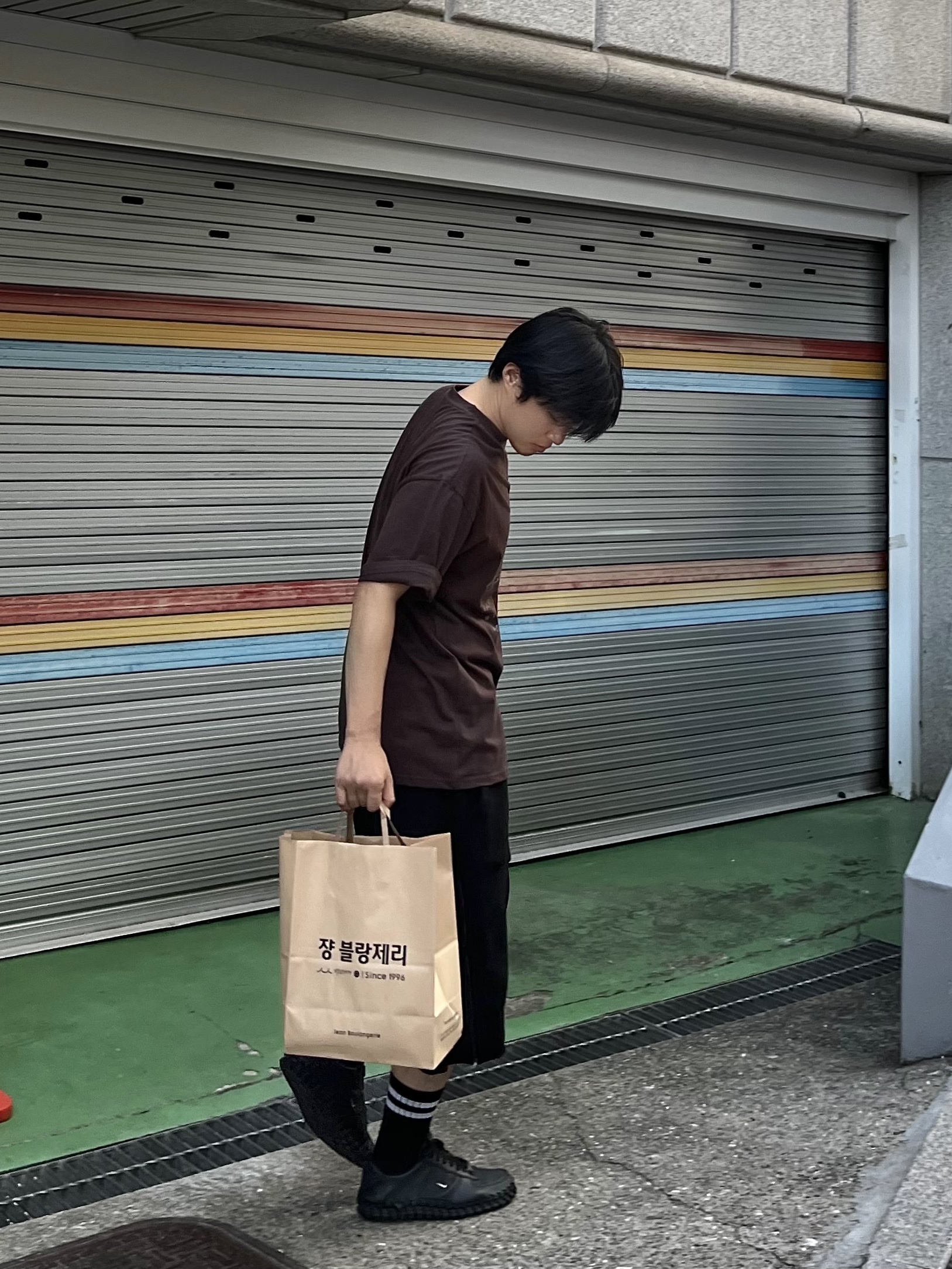 Nike x Jacquemus J Force 1 Low LX SP Black, noun Mood T-Shirts Brown 착용 스타일 - 2