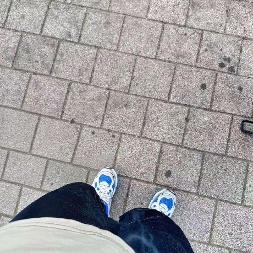 Balenciaga Runner Sneakers Blue White 착용 스타일