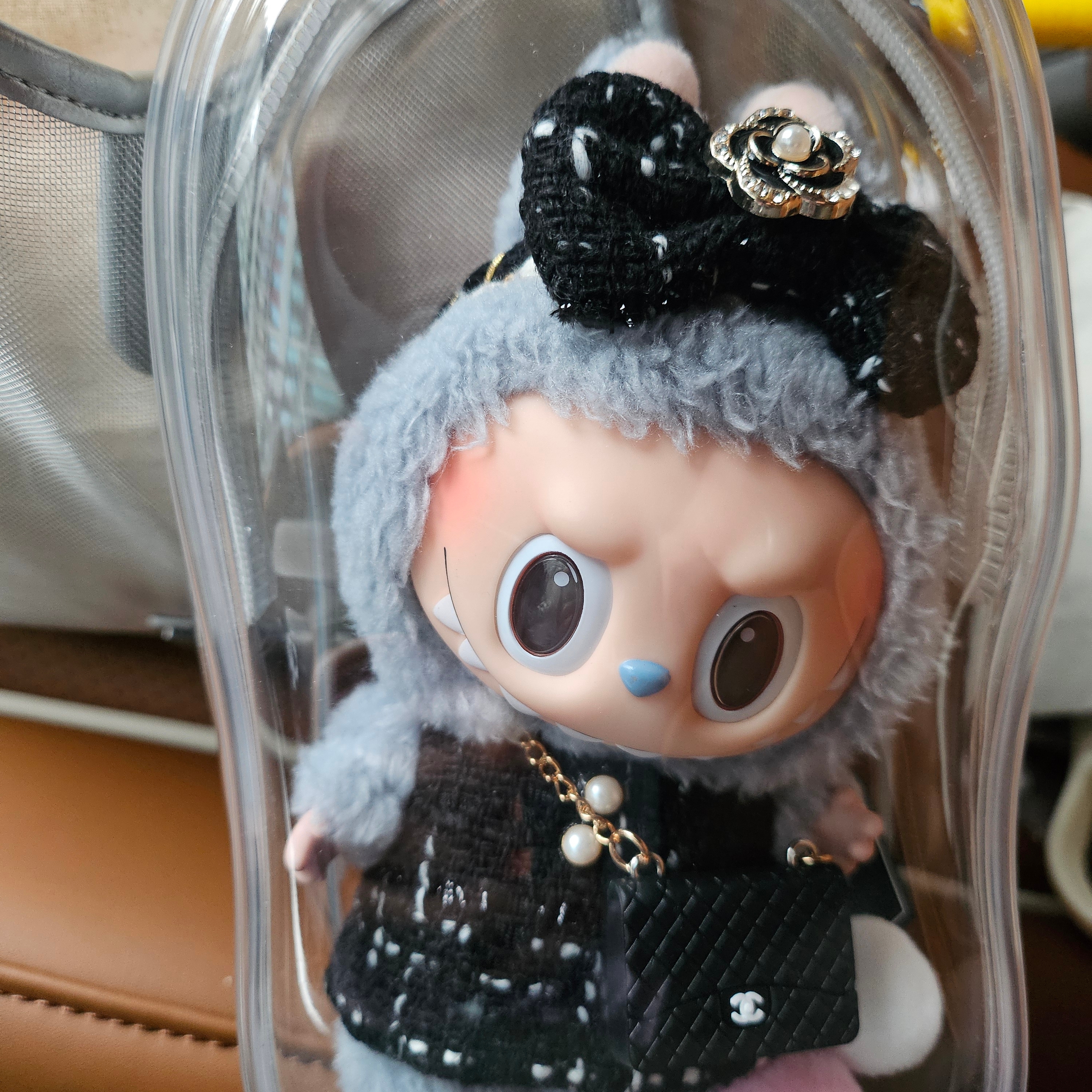 Pop Mart Labubu The Monsters Labubu Tasty Macarons Series Sea Salt Coconut Keyring 착용 스타일