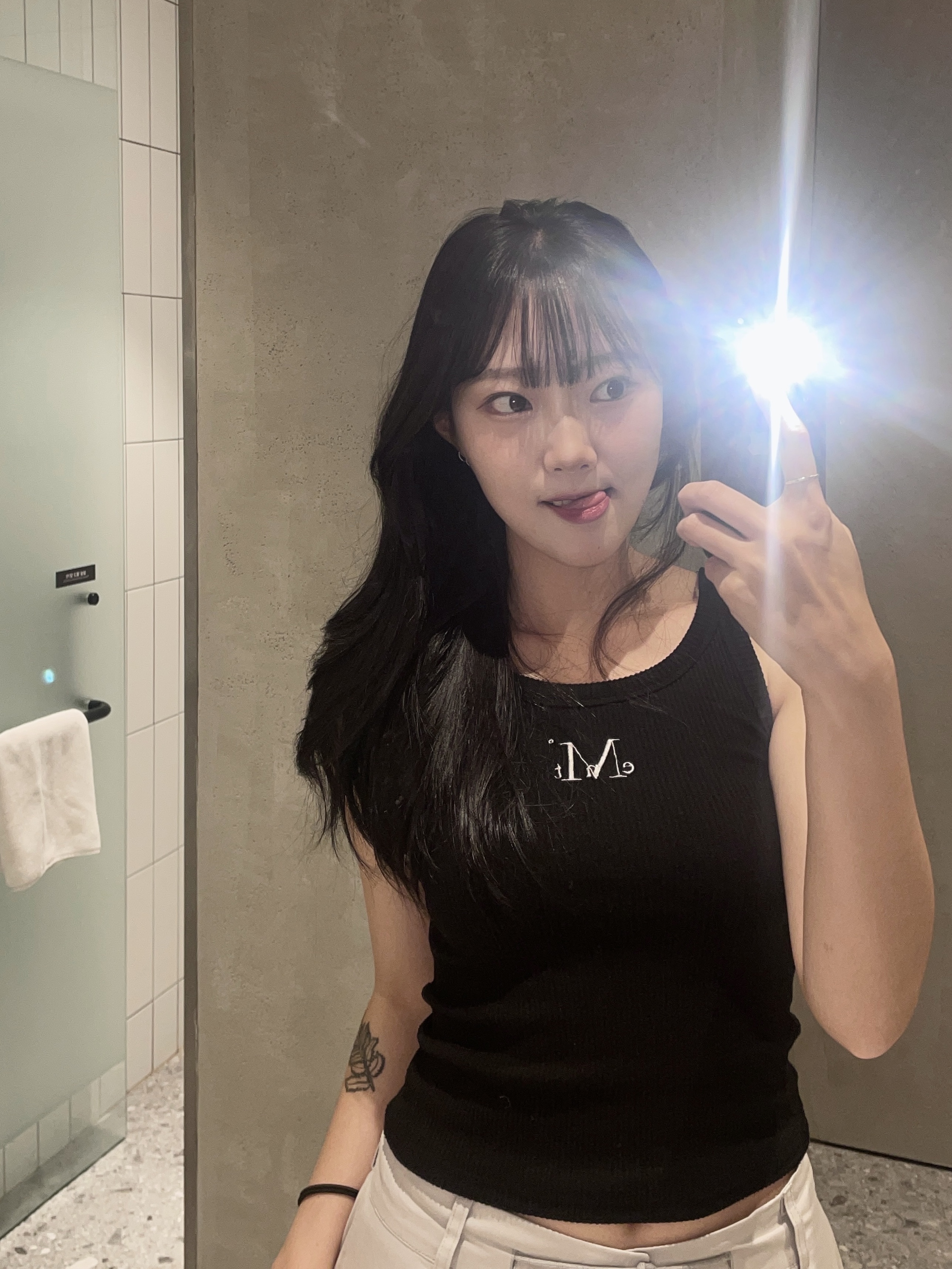 MUCENT Back Detail Signature Sleeveless Black, AEAE Web Logo Denim 5 Pannel Cap Mid Blue 착용 스타일 - 2
