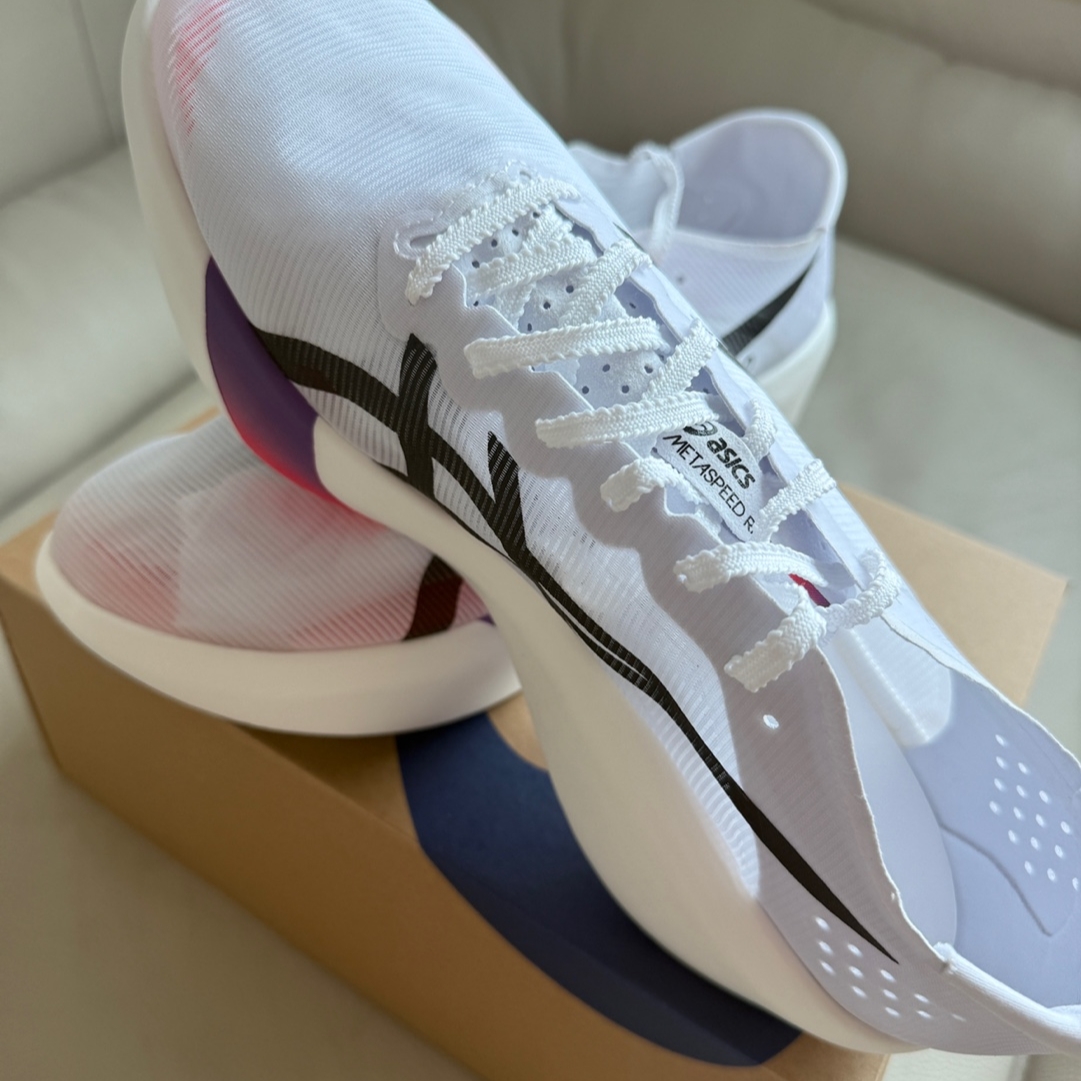 Asics Metaspeed Ray Tokyo White Flash Red 착용 스타일 - 4