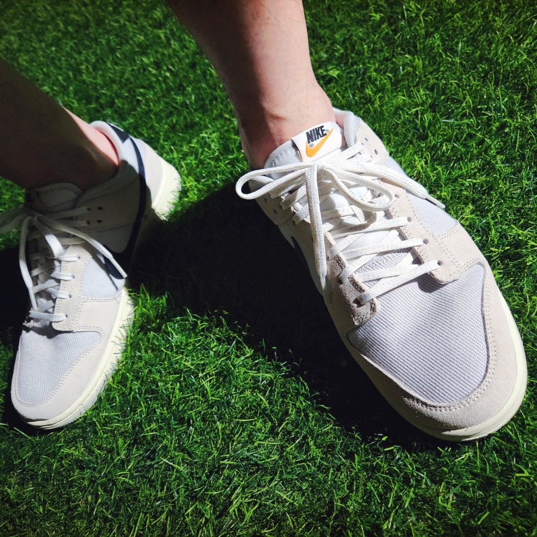 Stussy Pigment Dyed Dice T-Shirt Navy, Nike Dunk Low SE Photon Dust and Summit White 착용 스타일 - 4