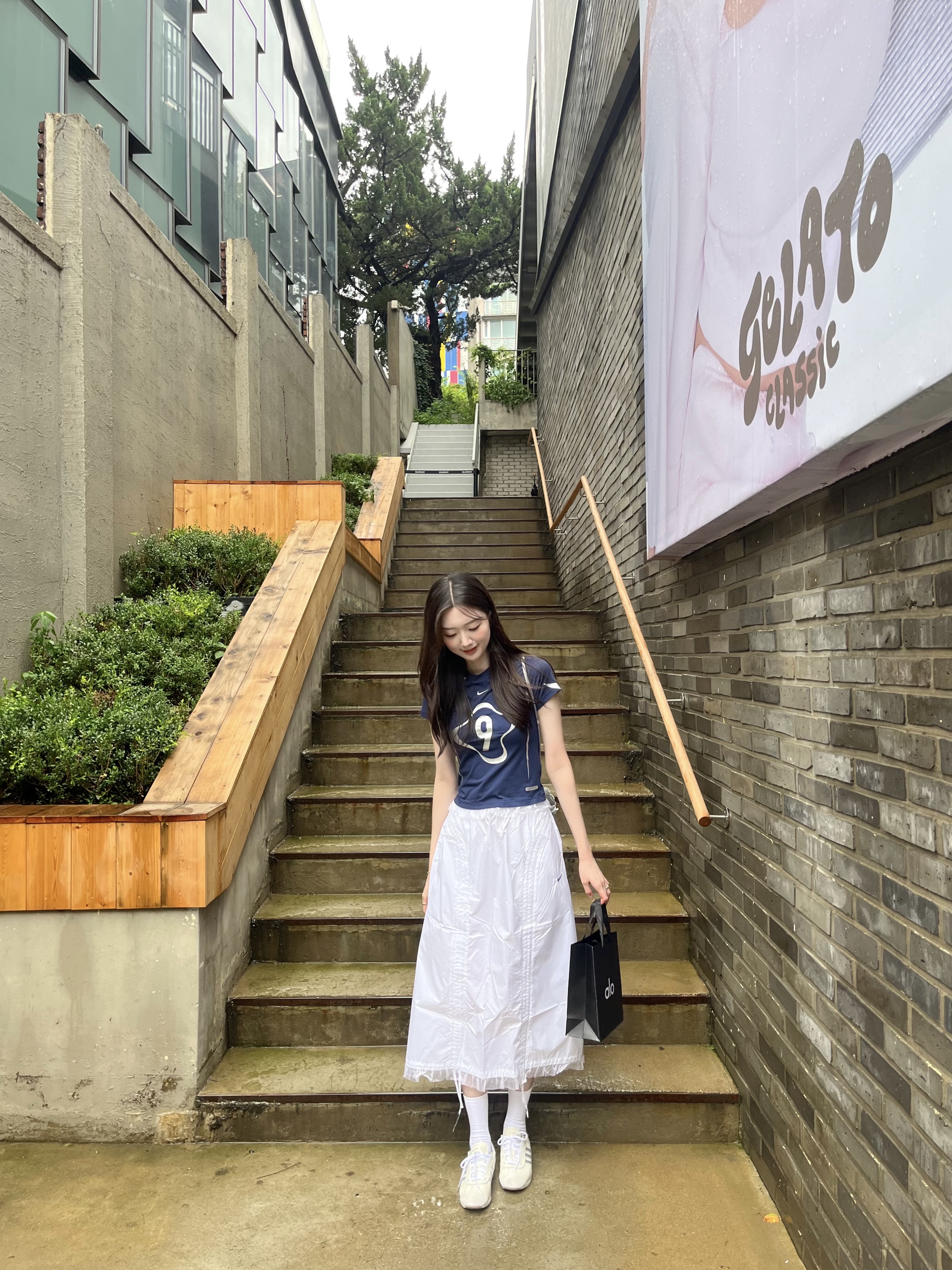 (W) Nike NSW Chill Knit Graphic T-Shirt Midnight Navy, (W) Nike NSW Rush Woven Skirt White 착용 스타일 - 1
