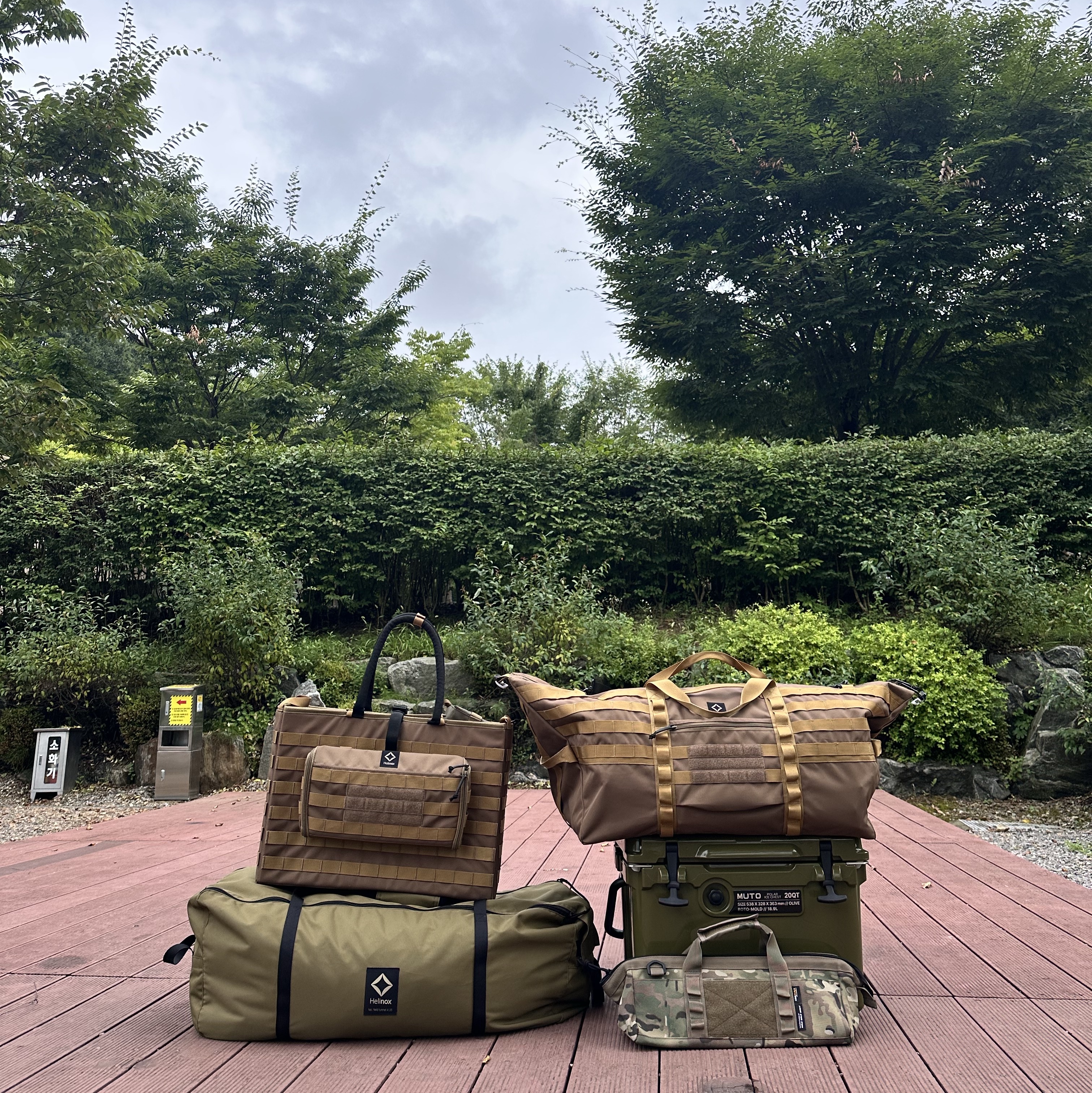 Helinox Tactical Field Tunnel 4.35 Military Tan, Helinox Tactical Sunset Chair Military Olive 착용 스타일 - 2