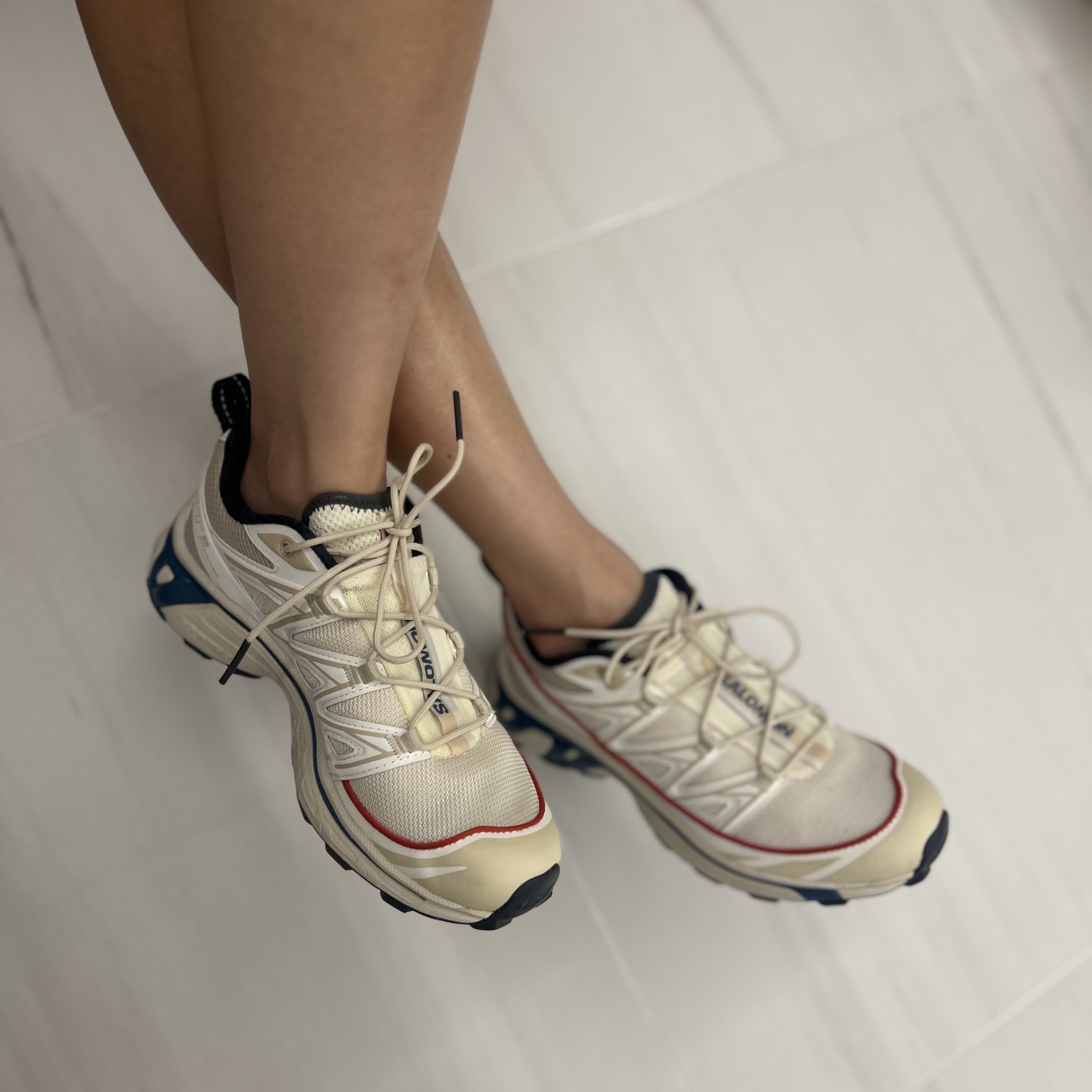 Salomon XT-6 Expanse Almond Milk Aegean Blue 착용 스타일 - 2