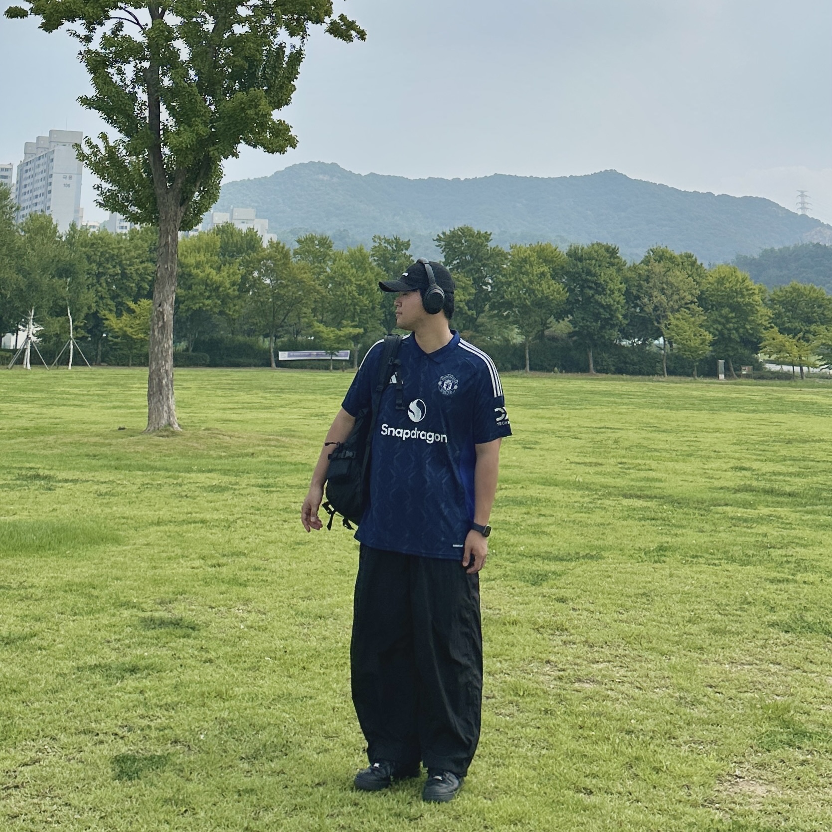 Adidas Manchester United 2024/25 Away Jersey Night Indigo - KR Sizing (Non Marking Ver.), Supreme Washed Chino Twill Camp Cap Black 착용 스타일 - 1