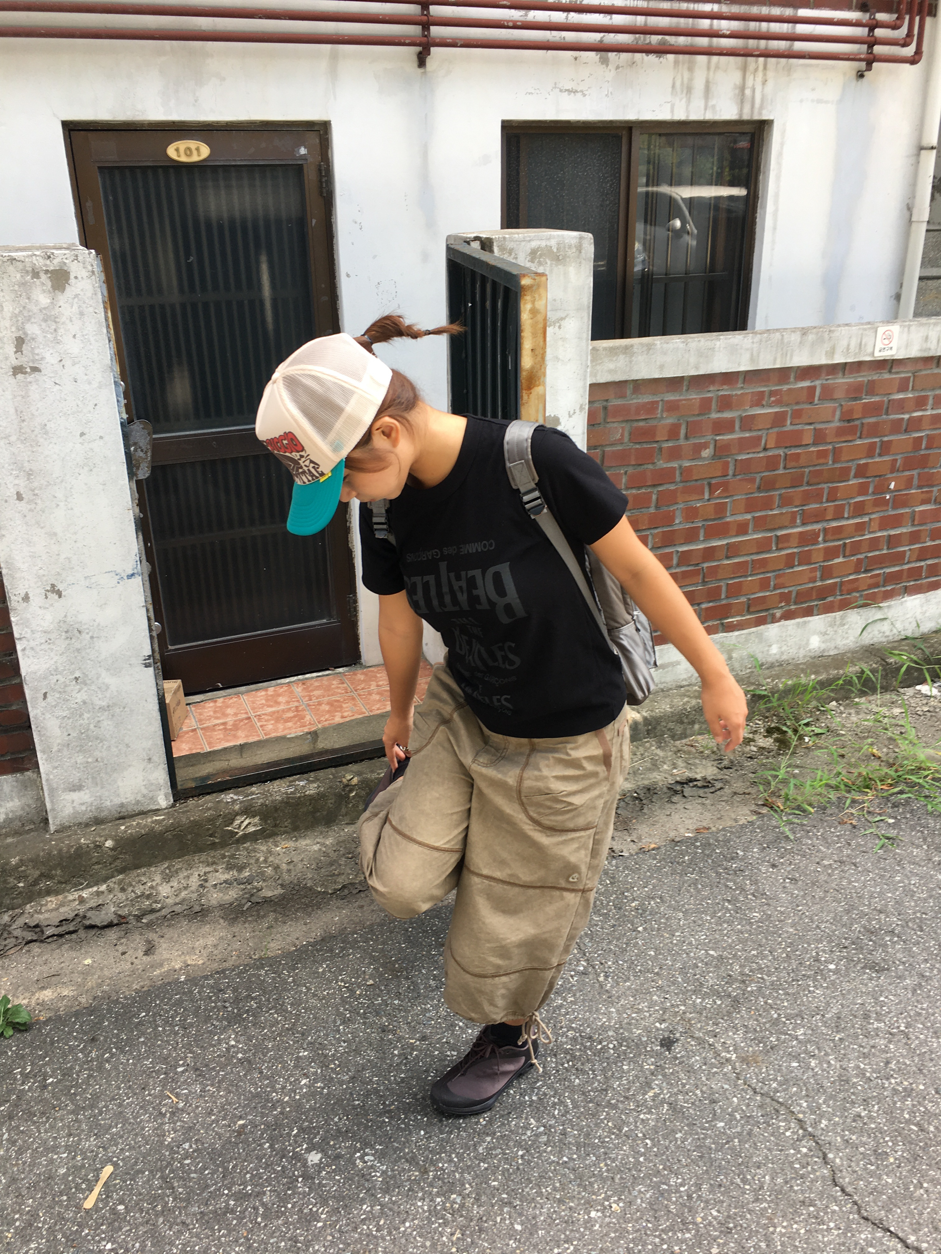 (W) On Running x Post Archive Faction (Paf) Cloudventure Peak Cacao Espresso, Comme des Garcons x The Beatles CDG Rubber Printed T-Shirt Black 착용 스타일