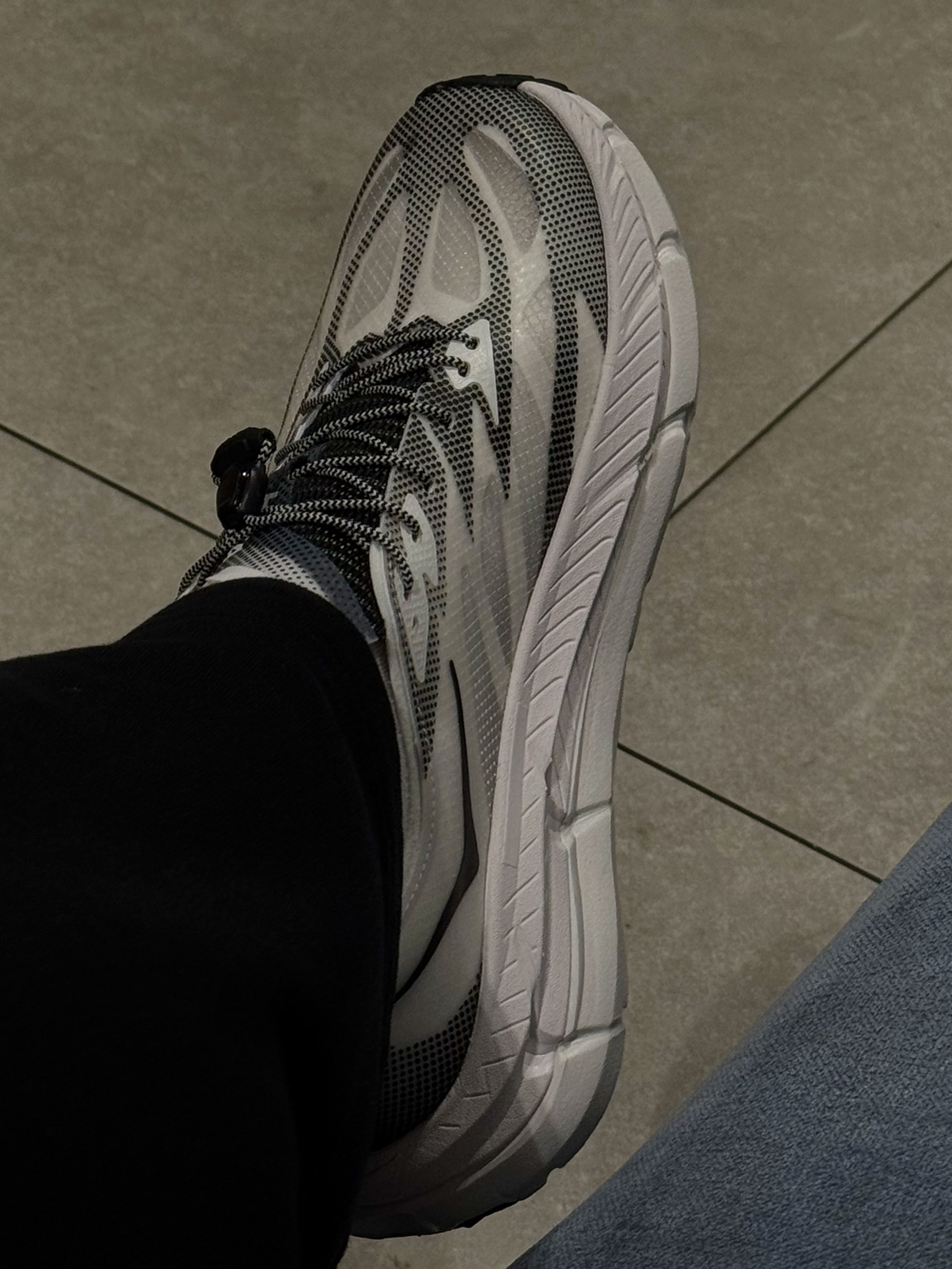 Hoka Mafate Speed 4 Lite White Black 착용 스타일 - 2