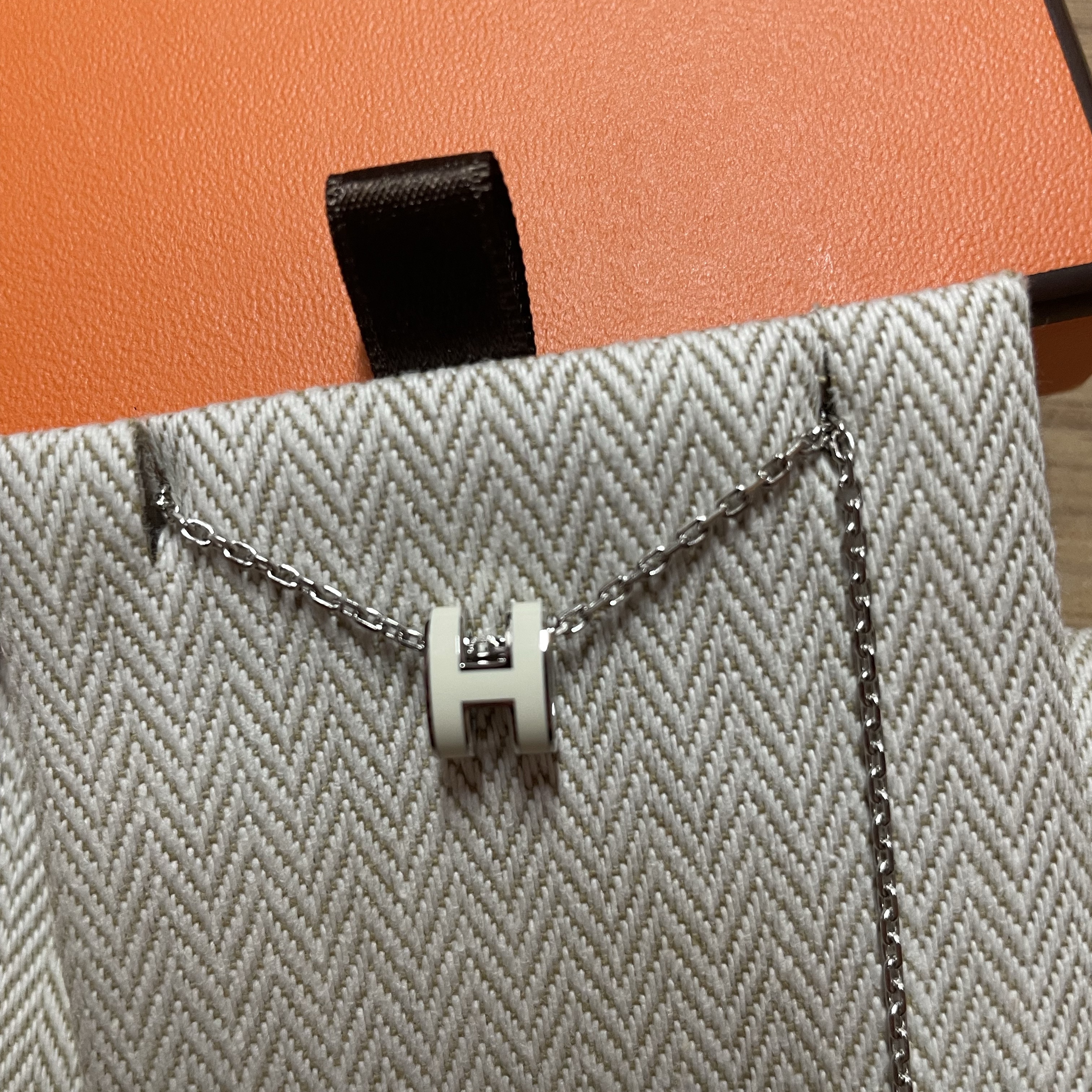 (W) Hermes Mini Pop H Pendant Palladium & Blanc 착용 스타일 - 2