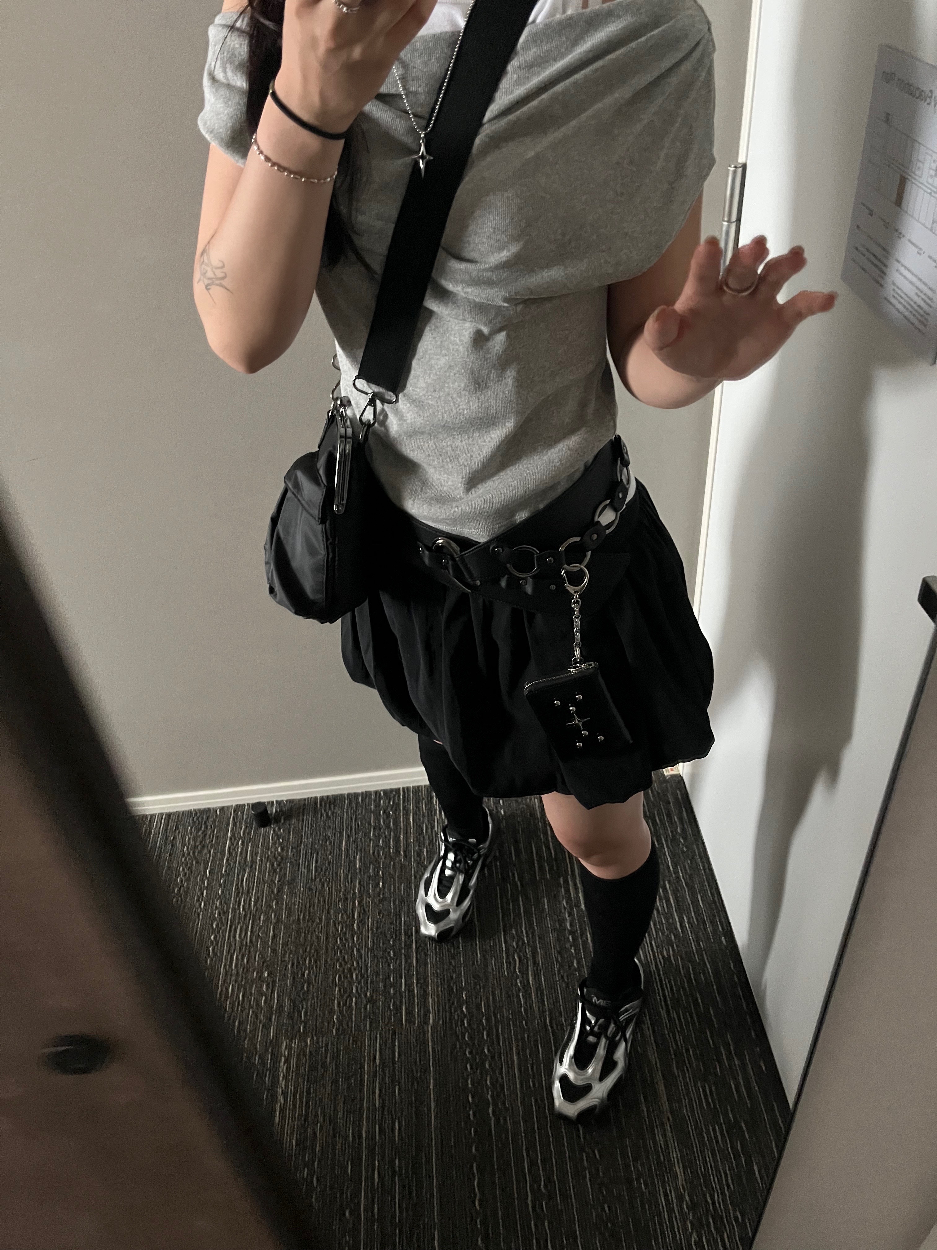 (W) Nike Air Max Muse Black and Metallic Silver, For Appeal Stud Zipper Card Wallet Black 착용 스타일