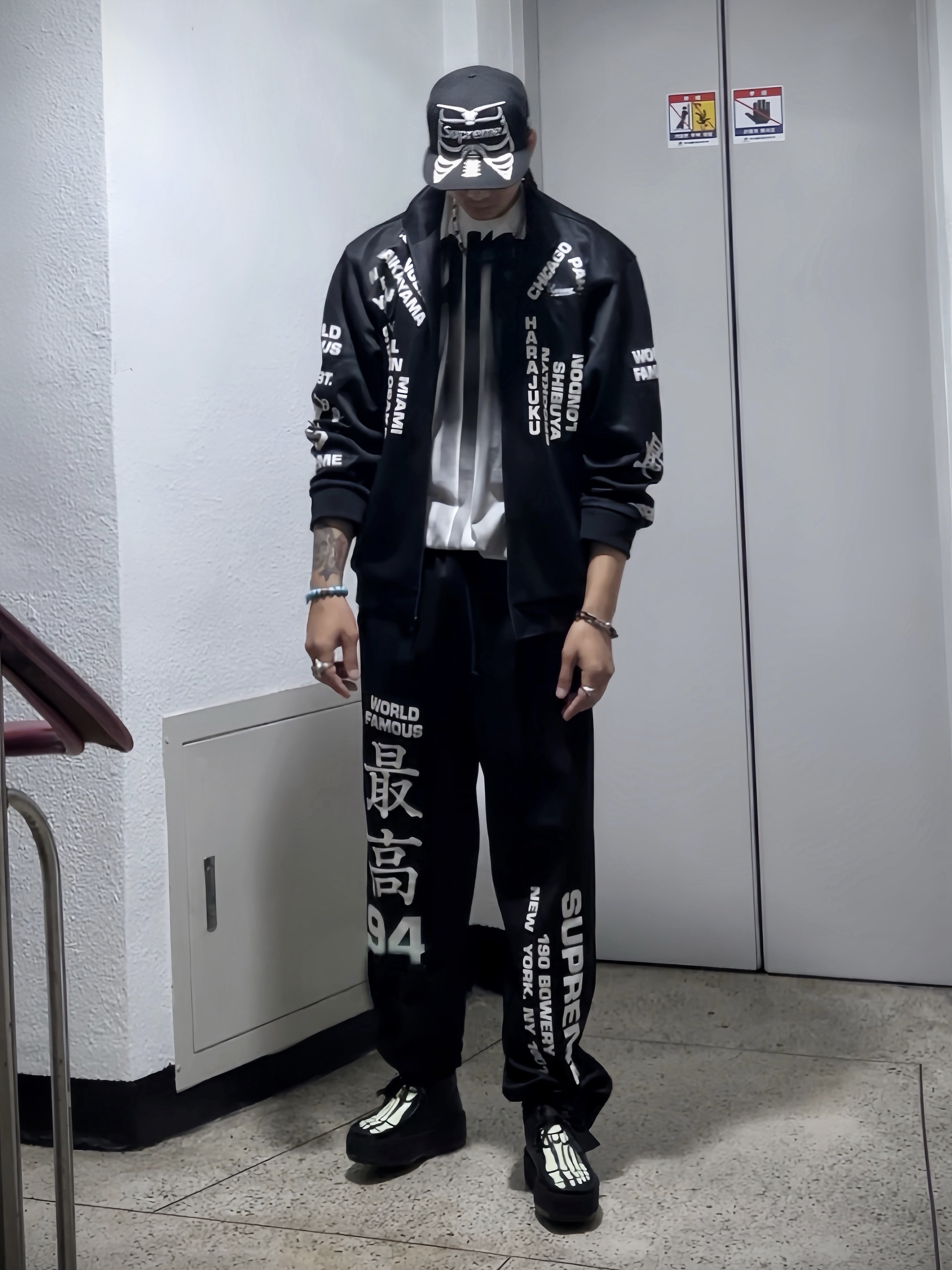 Supreme Bones Box Logo New Era Black - 25SS, Supreme Bleed Logo S/S Top White - 20FW 착용 스타일 - 1