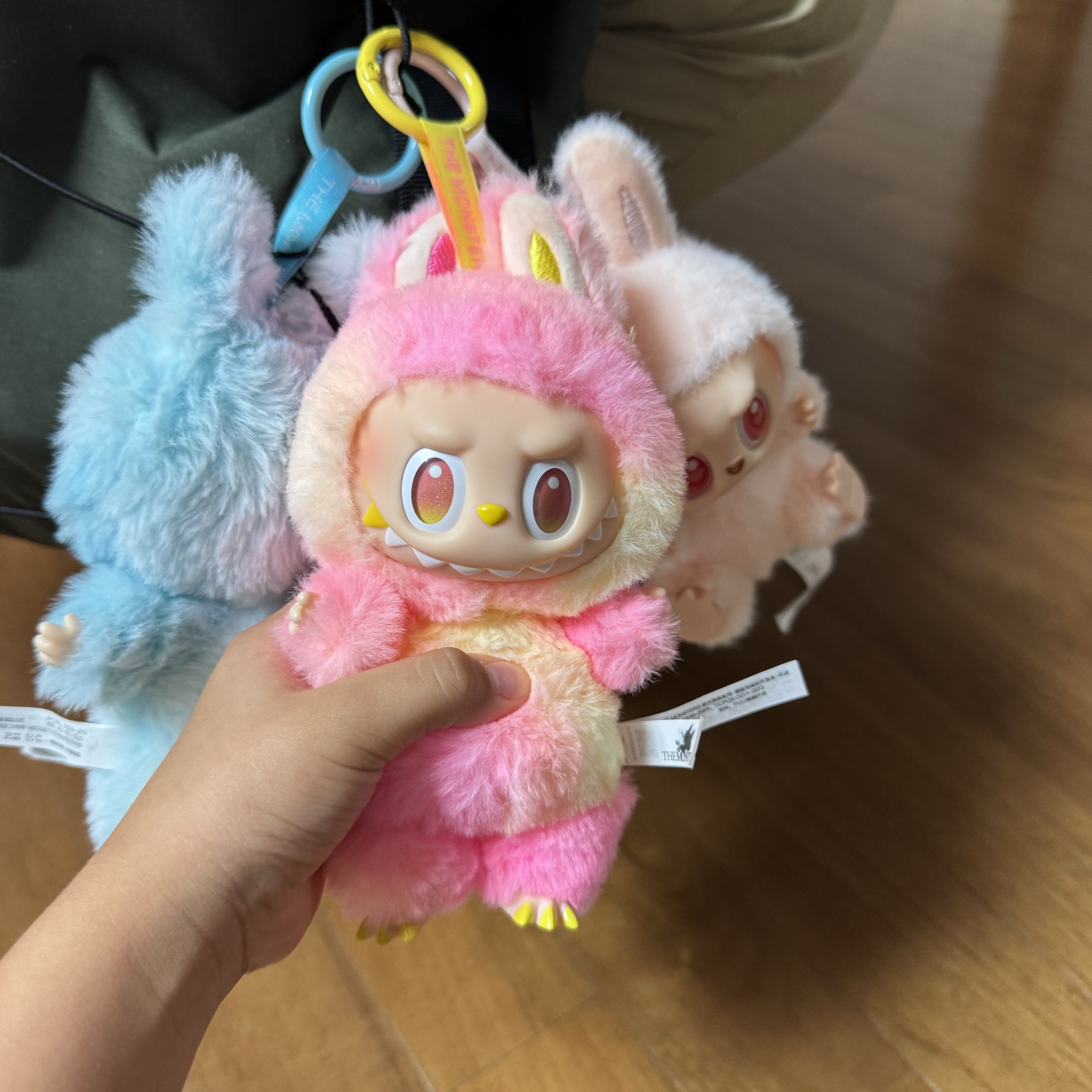 Pop Mart Labubu The Monsters Highlight Series Loyalty Keyring (Opened Case), Pop Mart Labubu The Monsters Highlight Series Hope Keyring (Opened Case) 착용 스타일 - 1