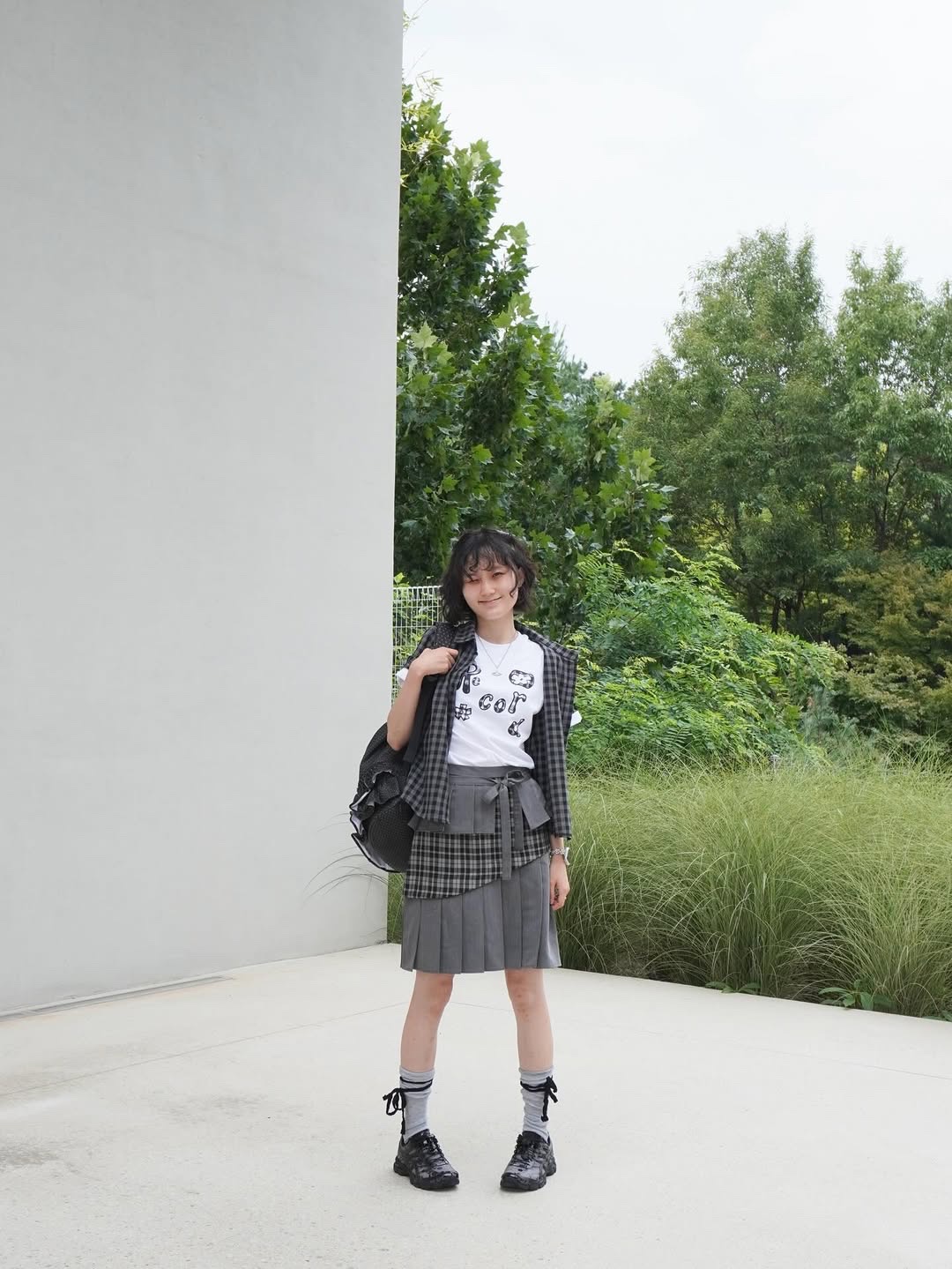 SLOW RECORD HOUSE Typo Play Record T-Shirt Gray 착용 스타일 - 1