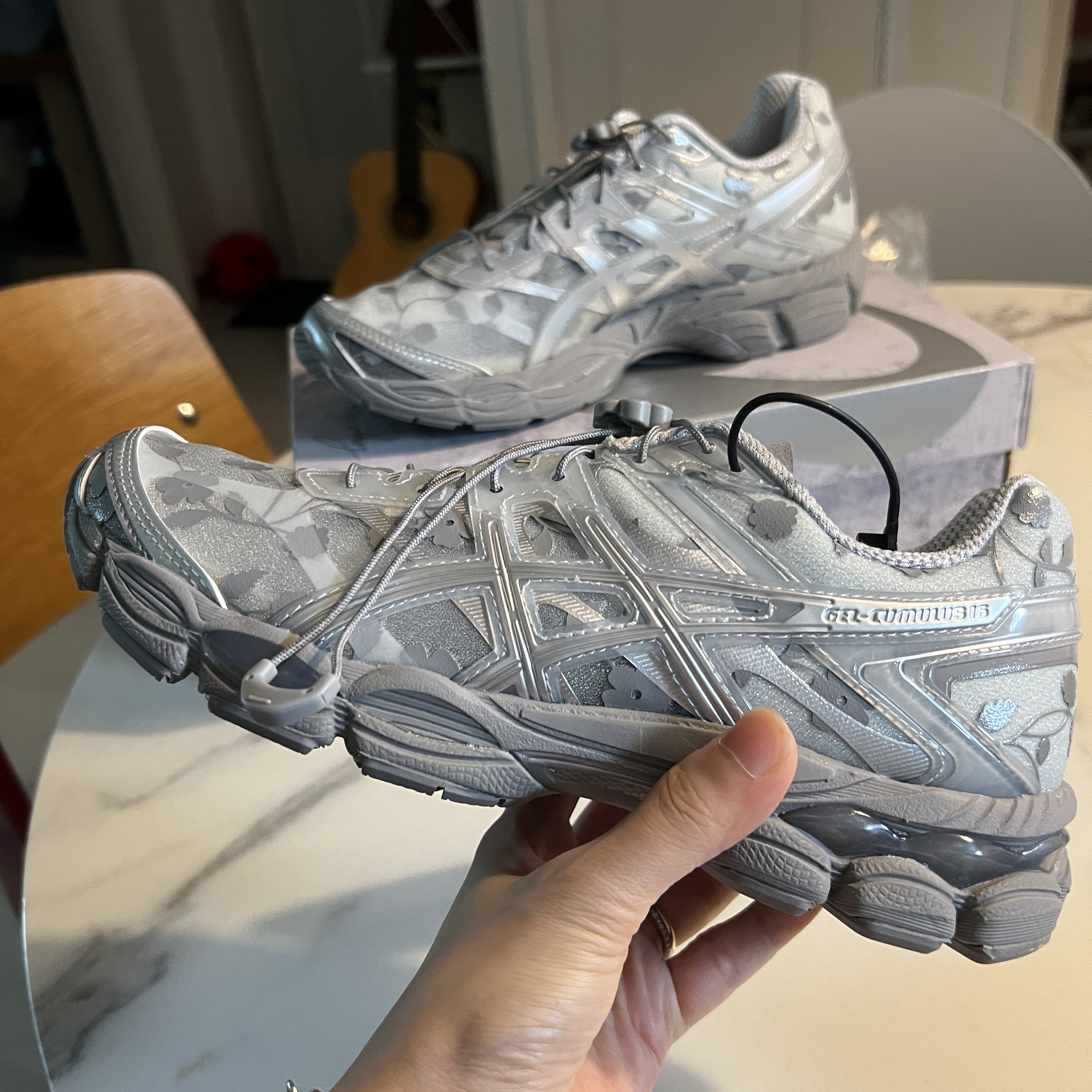 Asics x Cecilie Bahnsen Gel-Cumulus 16 Gray 착용 스타일 - 1