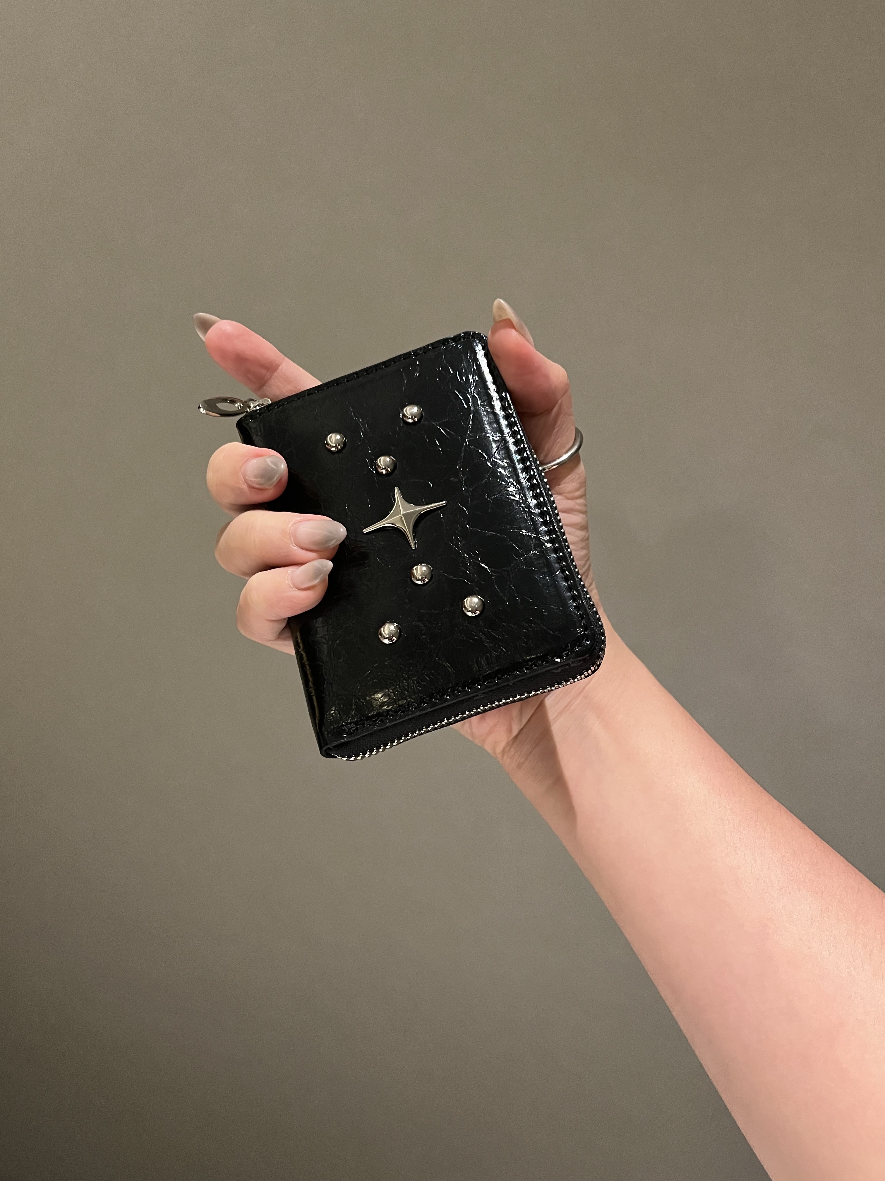 For Appeal Stud Zipper Card Wallet Black 착용 스타일 - 1
