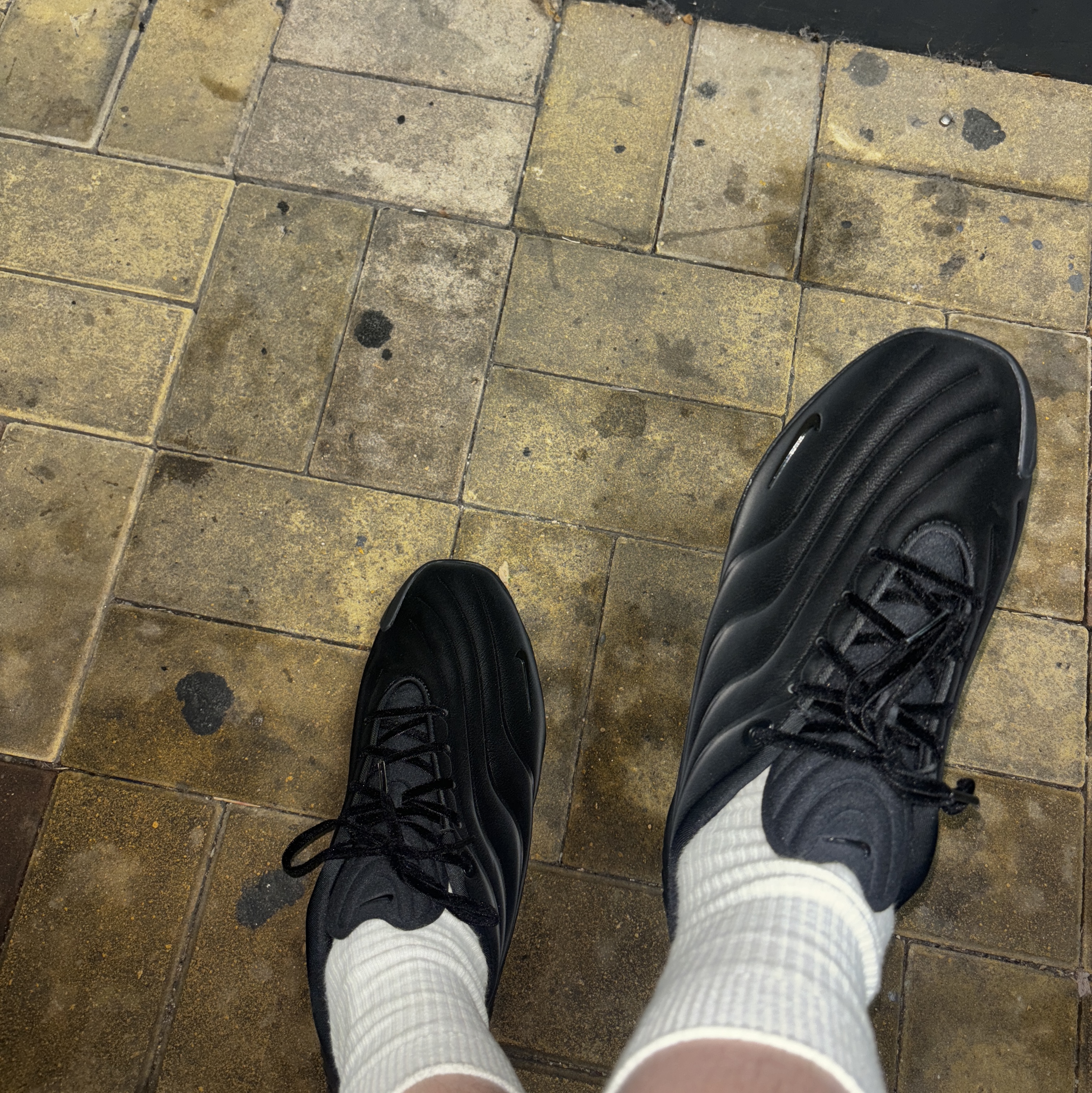 (W) Nike Astra Ultra Triple Black 착용 스타일