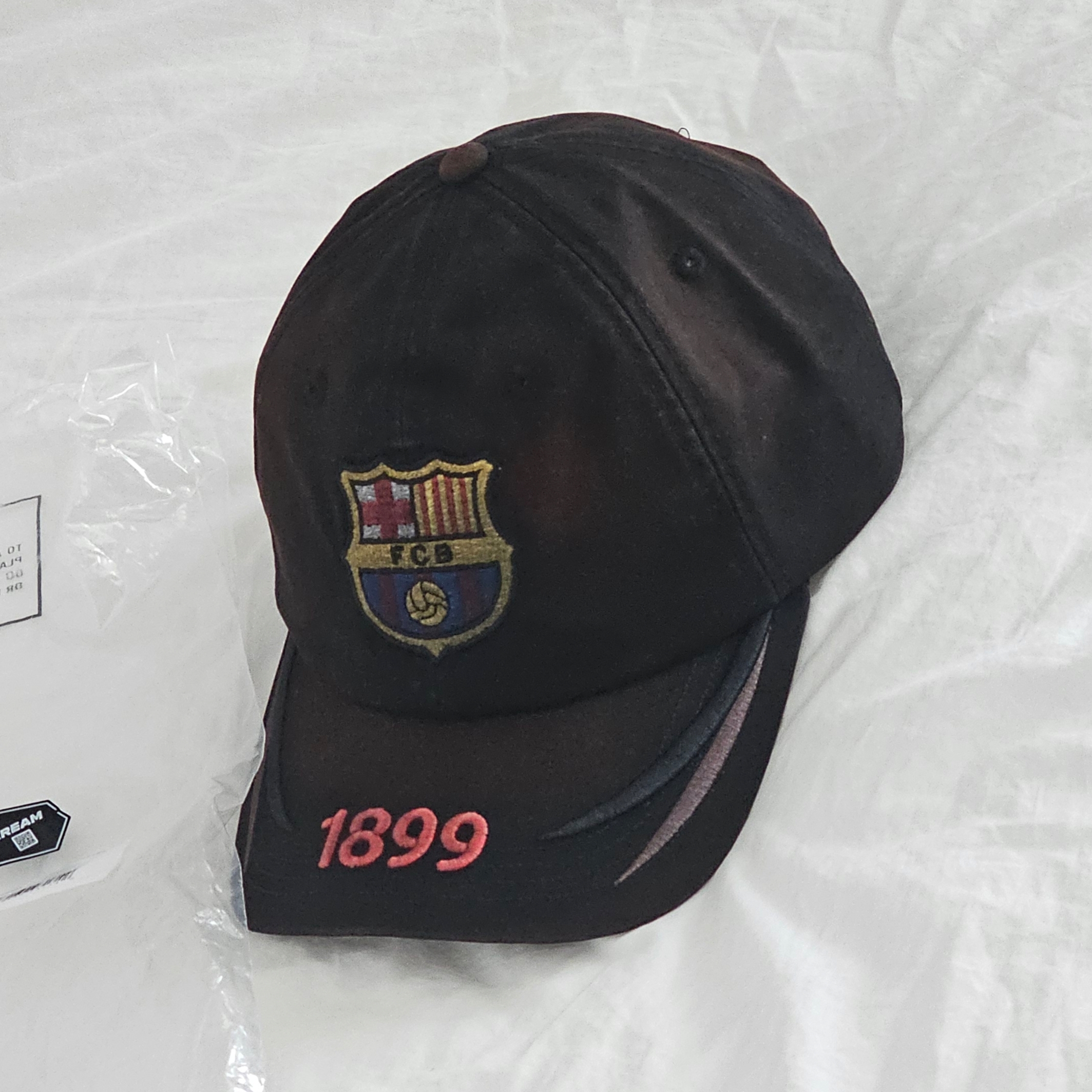 Travis Scott Cactus Jack FC Barcelona 899 Distressed Hat Multicolor 착용 스타일 - 1