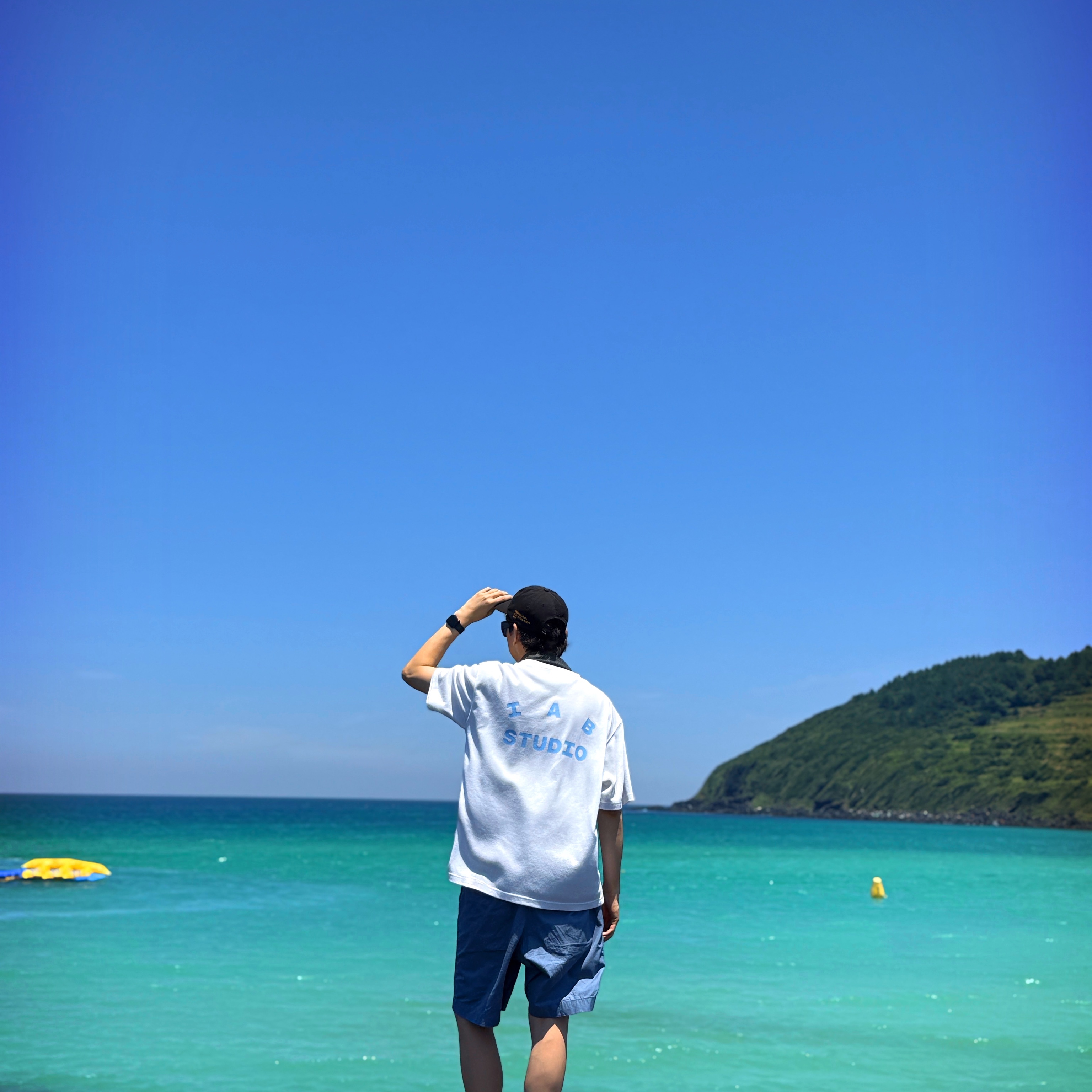 IAB Studio T-Shirt White Sky Blue 착용 스타일 - 2