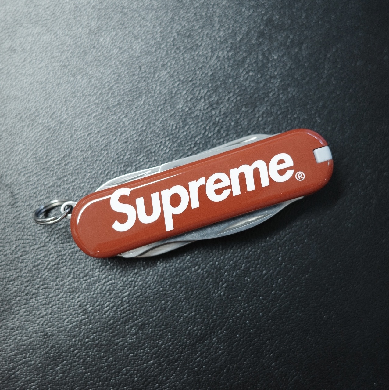 Supreme x Victorinox Pocket Knife Red - 25SS 착용 스타일 - 1