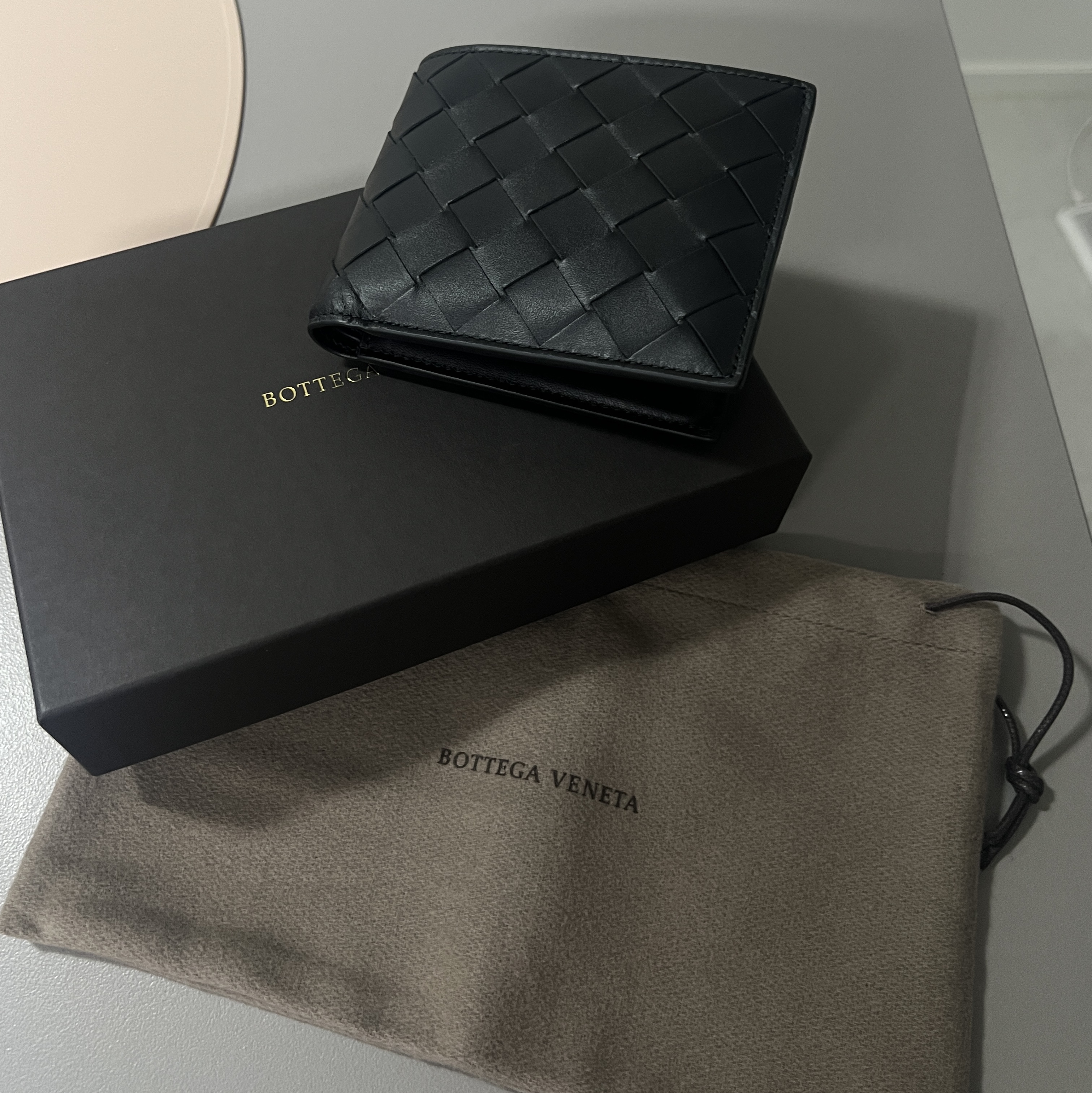 Bottega Veneta Bi-Fold Wallet Black 착용 스타일