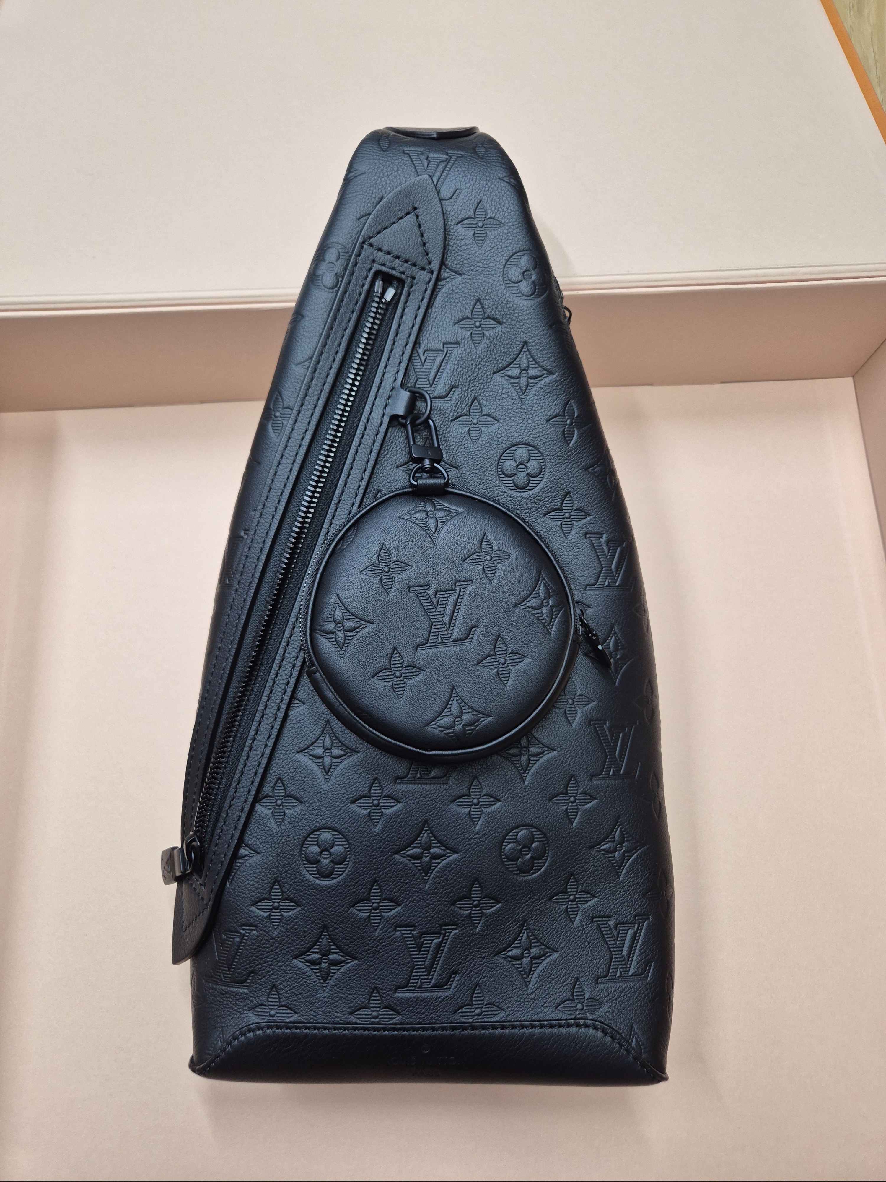 Louis Vuitton Duo Sling Bag Navy Blue 착용 스타일 - 2