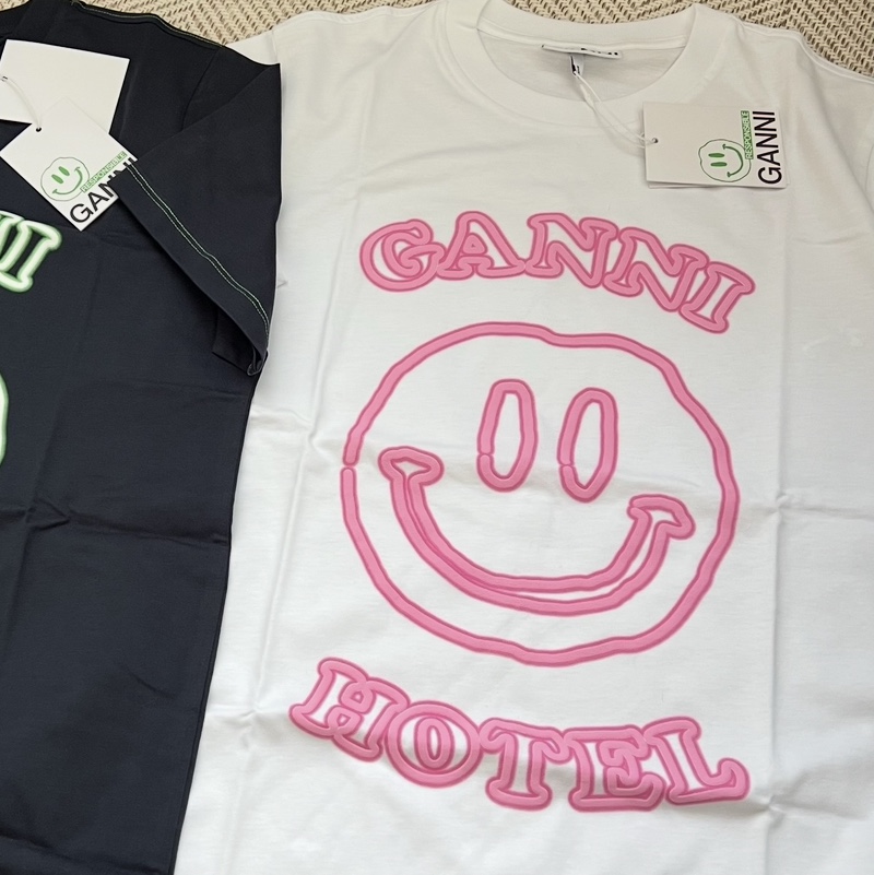 (W) Ganni Hotel T-Shirt Bright White 착용 스타일 - 2