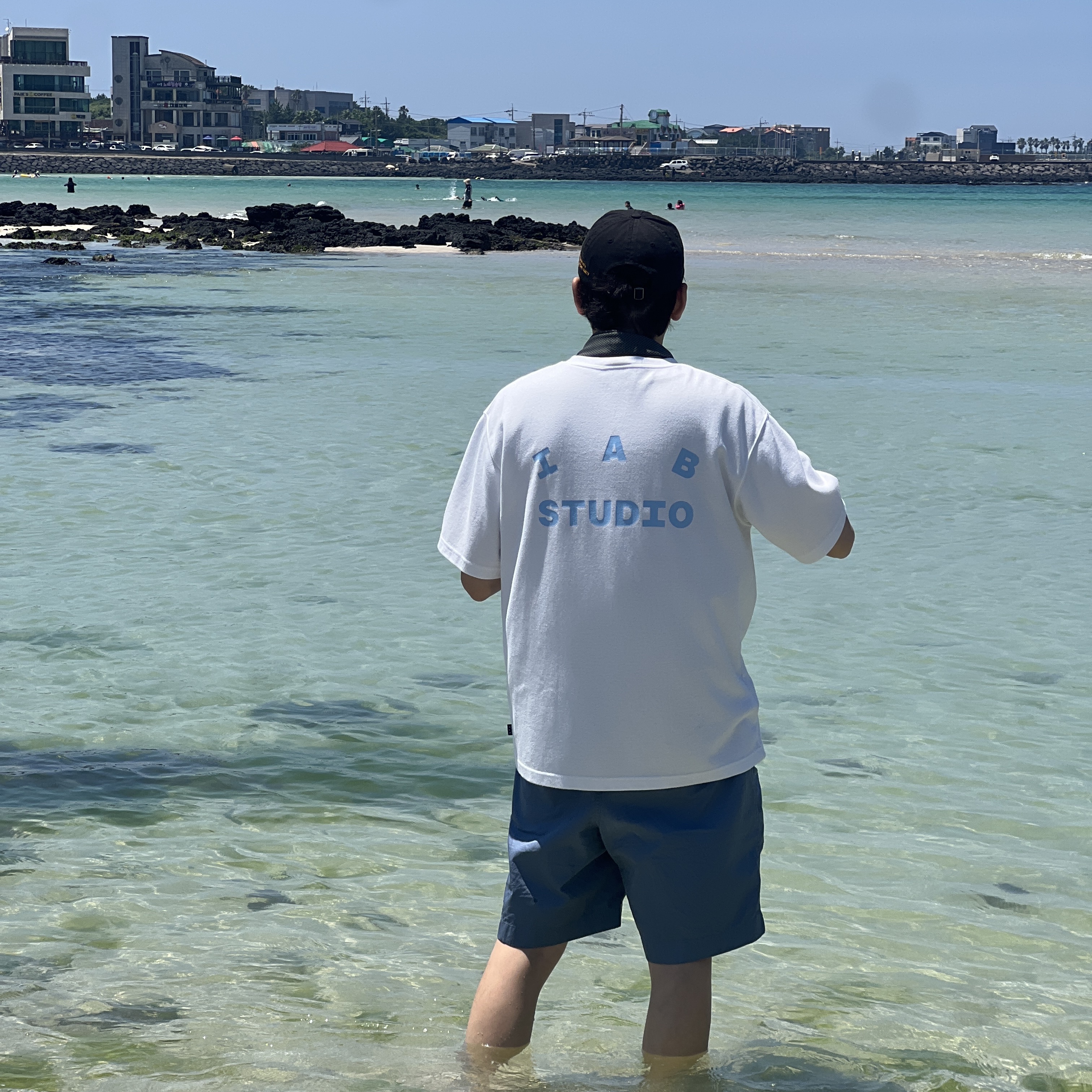 IAB Studio T-Shirt White Sky Blue 착용 스타일 - 3