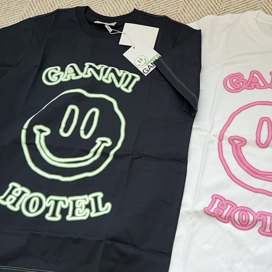 (W) Ganni Hotel T-Shirt Sky Captain 착용 스타일