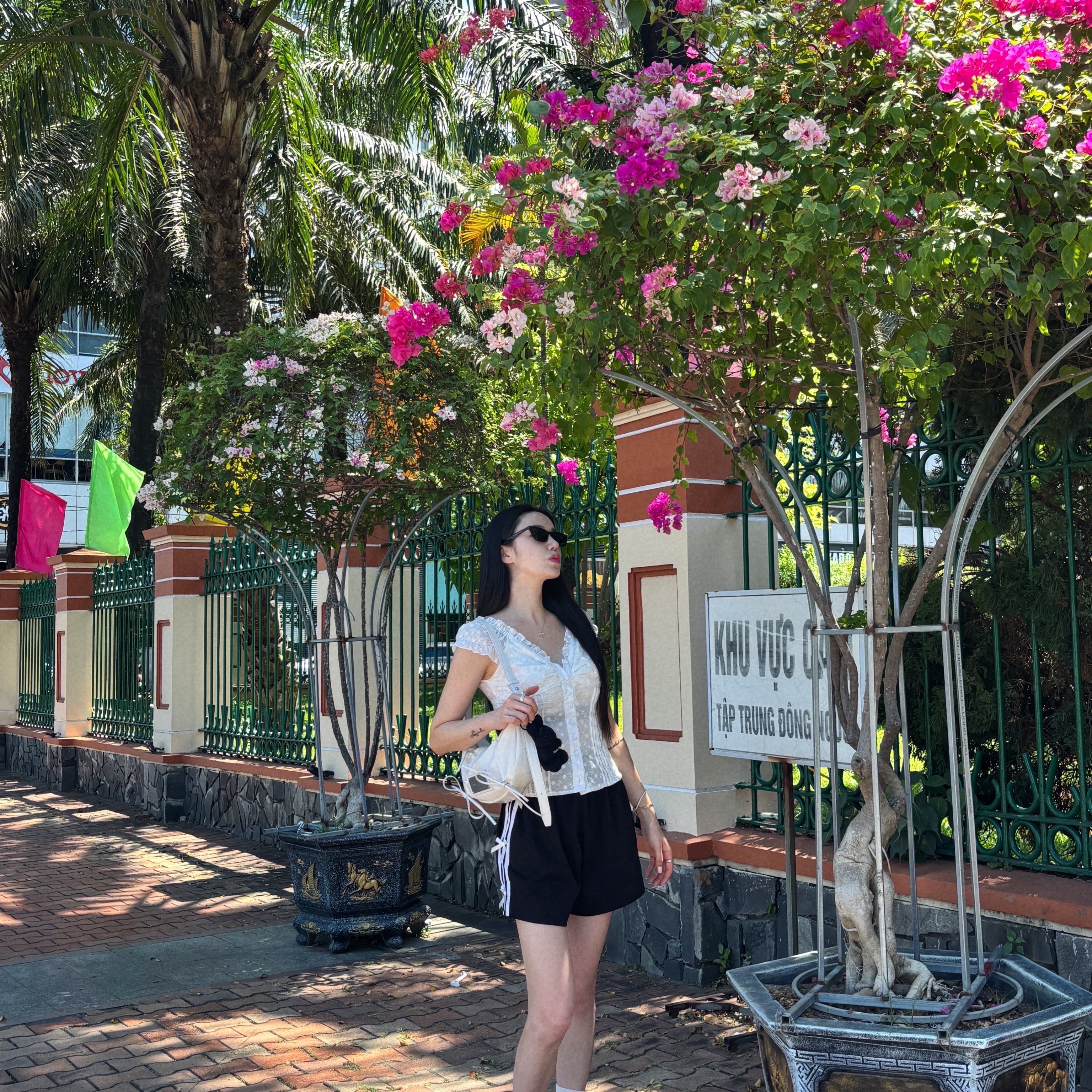 Matin Kim Half Shirring Ribbon Round Bag Ivory, Matin Kim Black Bunny Toy Keyring Black 착용 스타일 - 1