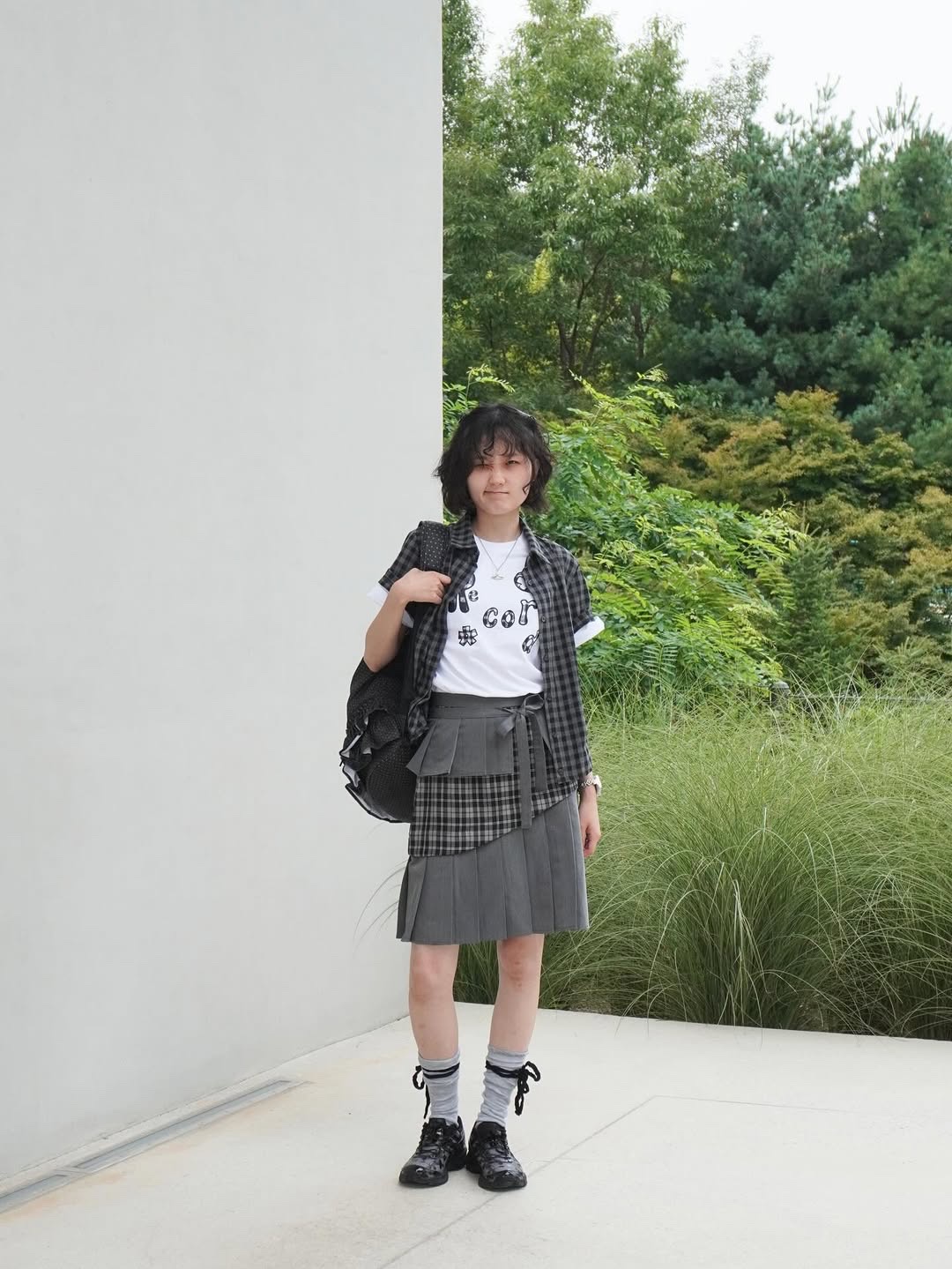 SLOW RECORD HOUSE Typo Play Record T-Shirt Gray 착용 스타일 - 2