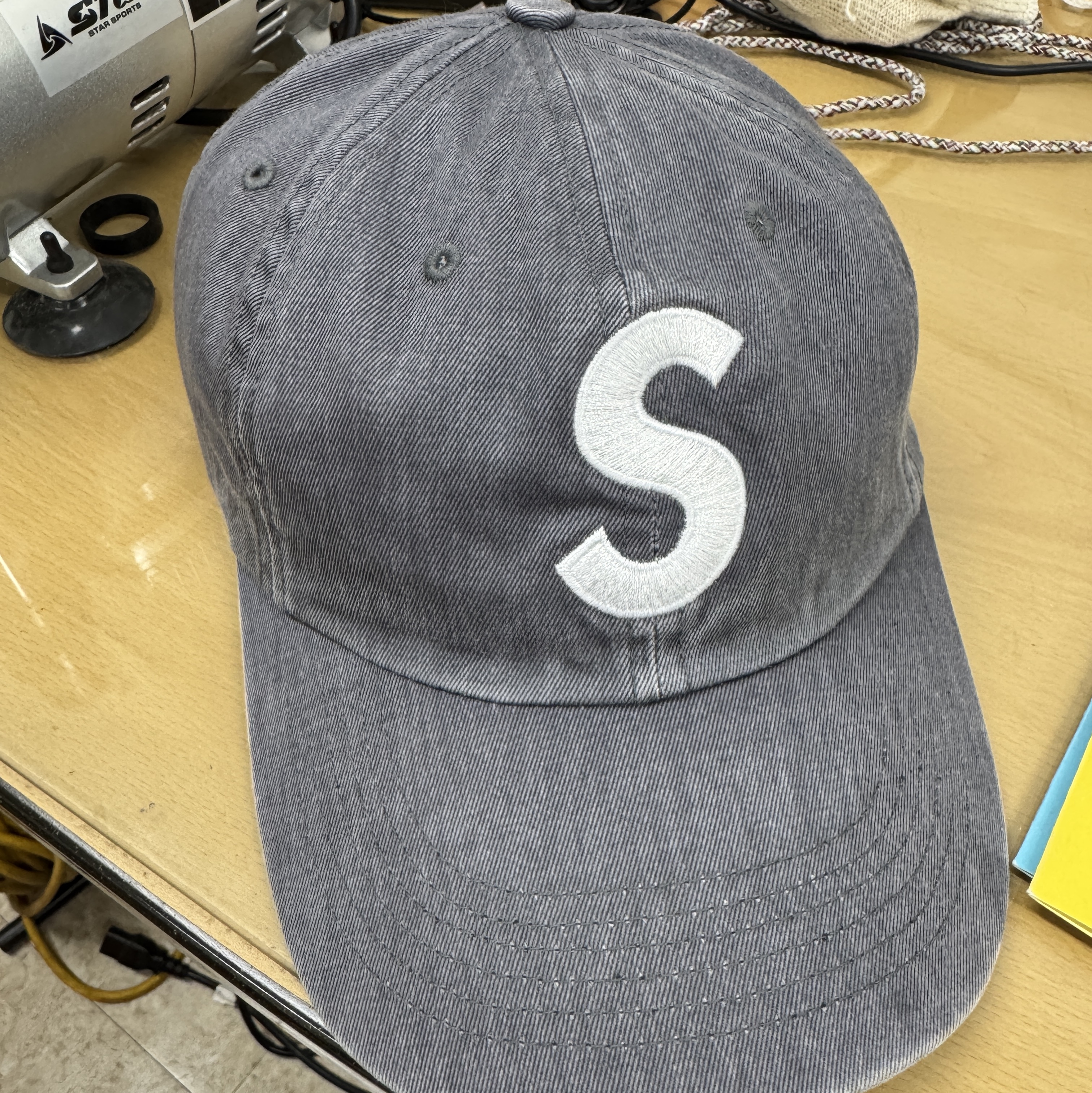 Supreme Pigment Print S Logo 6-Panel Grey - 22FW 착용 스타일