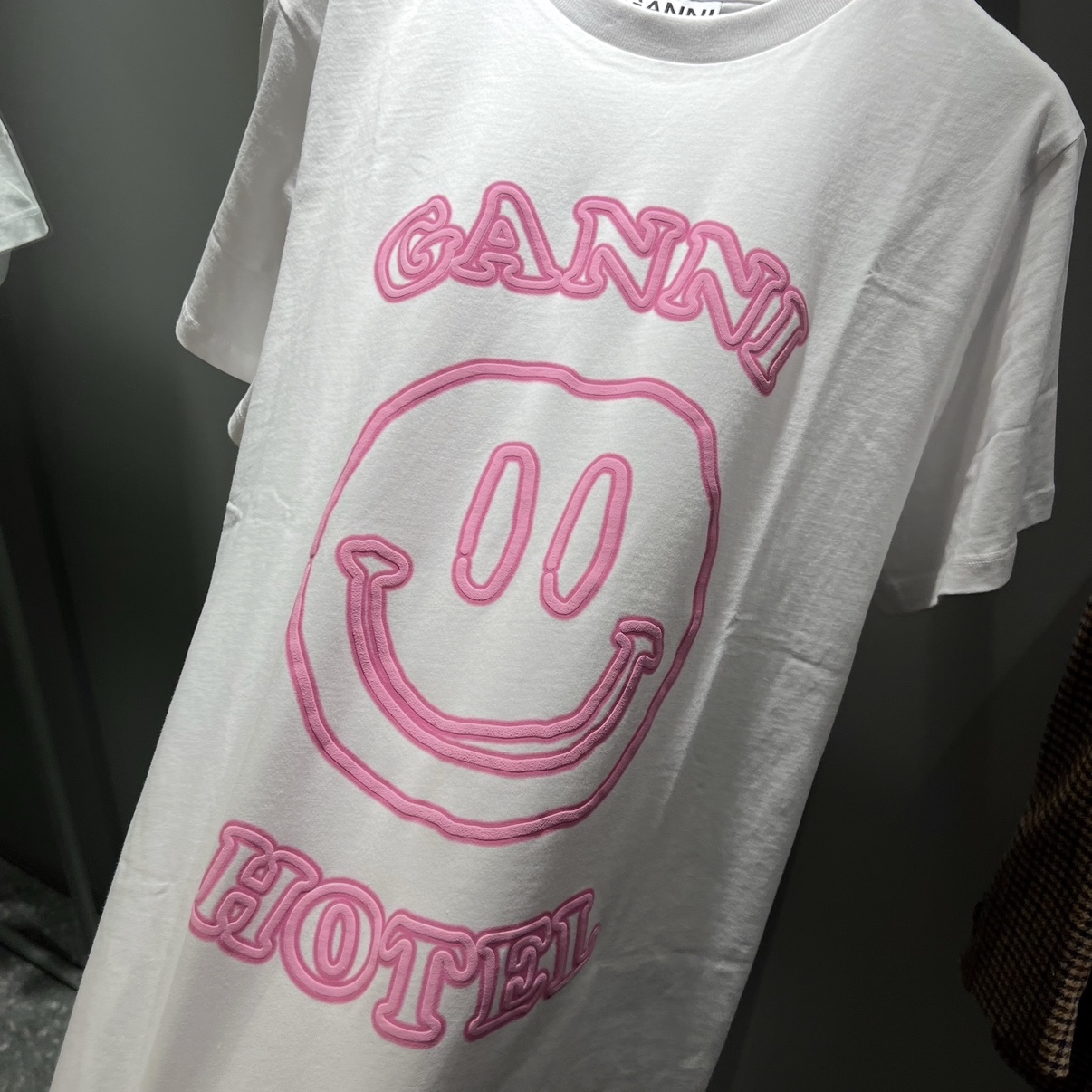 (W) Ganni Hotel T-Shirt Bright White 착용 스타일 - 1
